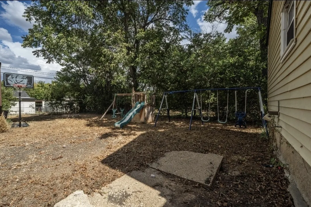 Single Family Residence For Sale in Mc Lennan County , 129 Victory Drive, Beverly Hills, Texas 76711, 3 Bedroom, 2 Bathroom, 2 Garage spaces, 1,168 Sqft, built in 1942, mls#21394586, Real Estate Agent in Beverly Hills, Homes For Sale in Mc Lennan county, Homes For Sale in Beverly Hills, Realtor in Beverly Hills Texas, Real Estate Brokerage Independent Realty Texas, Luminita Cordes Realtor