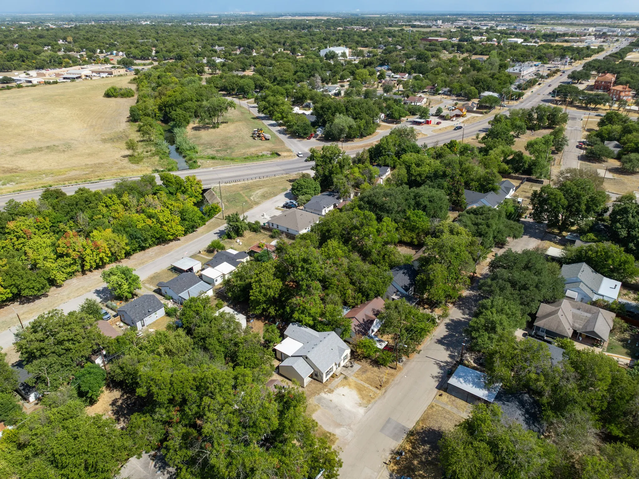 Single Family Residence For Sale in Mc Lennan County , 129 Victory Drive, Beverly Hills, Texas 76711, 3 Bedroom, 2 Bathroom, 2 Garage spaces, 1,168 Sqft, built in 1942, mls#21394586, Real Estate Agent in Beverly Hills, Homes For Sale in Mc Lennan county, Homes For Sale in Beverly Hills, Realtor in Beverly Hills Texas, Real Estate Brokerage Independent Realty Texas, Luminita Cordes Realtor
