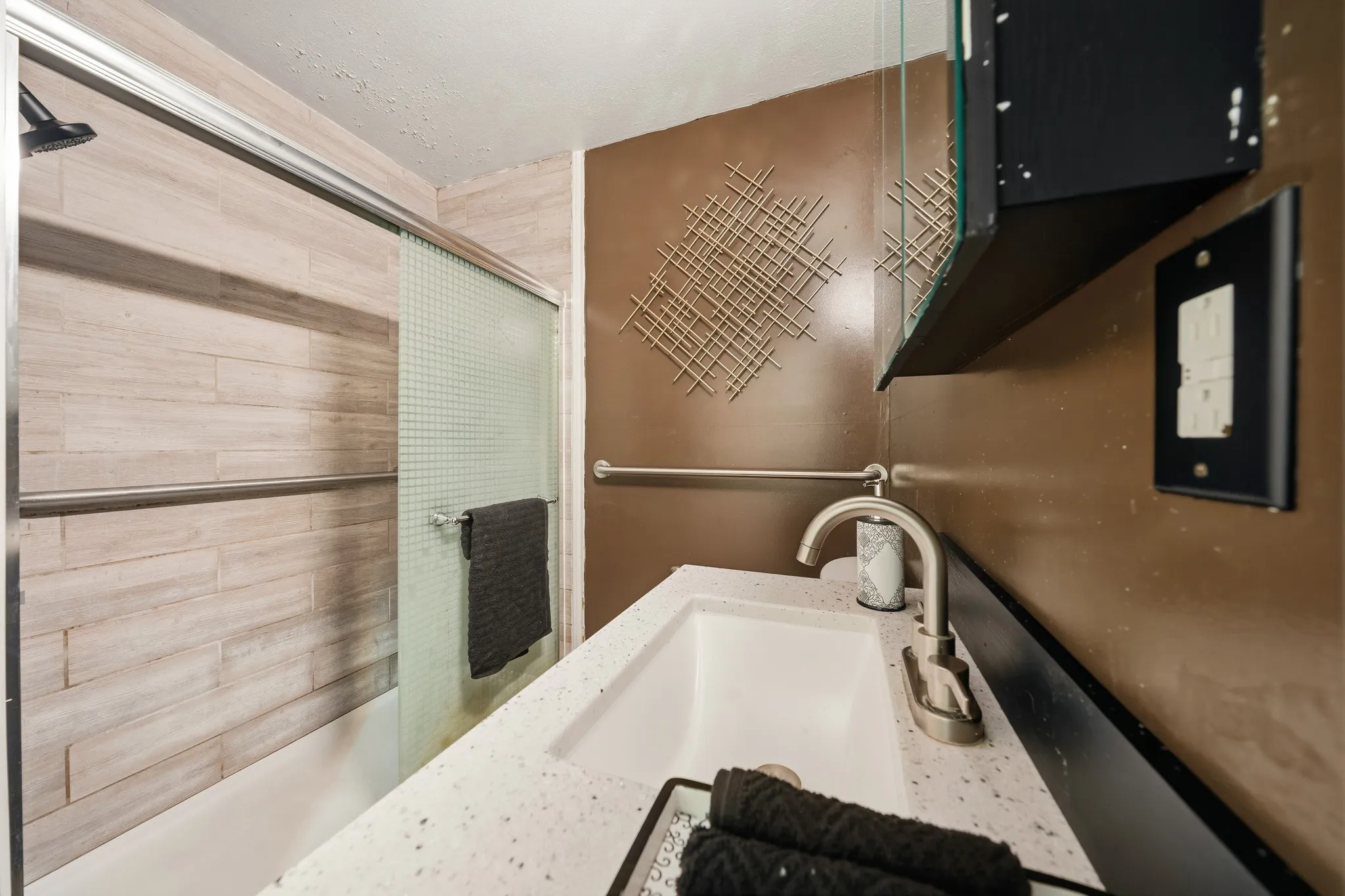 Single Family Residence For Sale in Mc Lennan County , 129 Victory Drive, Beverly Hills, Texas 76711, 3 Bedroom, 2 Bathroom, 2 Garage spaces, 1,168 Sqft, built in 1942, mls#21394586, Real Estate Agent in Beverly Hills, Homes For Sale in Mc Lennan county, Homes For Sale in Beverly Hills, Realtor in Beverly Hills Texas, Real Estate Brokerage Independent Realty Texas, Luminita Cordes Realtor