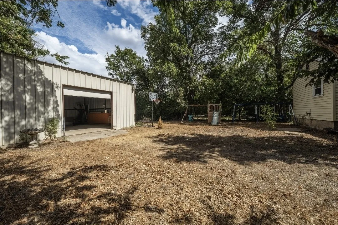 Single Family Residence For Sale in Mc Lennan County , 129 Victory Drive, Beverly Hills, Texas 76711, 3 Bedroom, 2 Bathroom, 2 Garage spaces, 1,168 Sqft, built in 1942, mls#21394586, Real Estate Agent in Beverly Hills, Homes For Sale in Mc Lennan county, Homes For Sale in Beverly Hills, Realtor in Beverly Hills Texas, Real Estate Brokerage Independent Realty Texas, Luminita Cordes Realtor