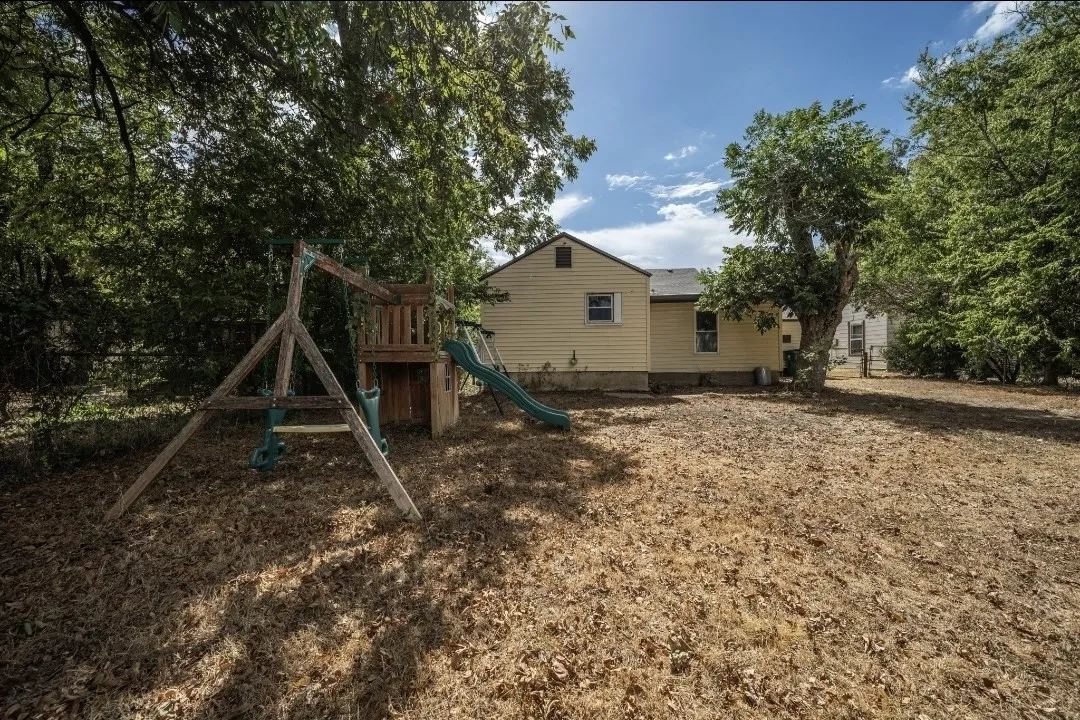 Single Family Residence For Sale in Mc Lennan County , 129 Victory Drive, Beverly Hills, Texas 76711, 3 Bedroom, 2 Bathroom, 2 Garage spaces, 1,168 Sqft, built in 1942, mls#21394586, Real Estate Agent in Beverly Hills, Homes For Sale in Mc Lennan county, Homes For Sale in Beverly Hills, Realtor in Beverly Hills Texas, Real Estate Brokerage Independent Realty Texas, Luminita Cordes Realtor