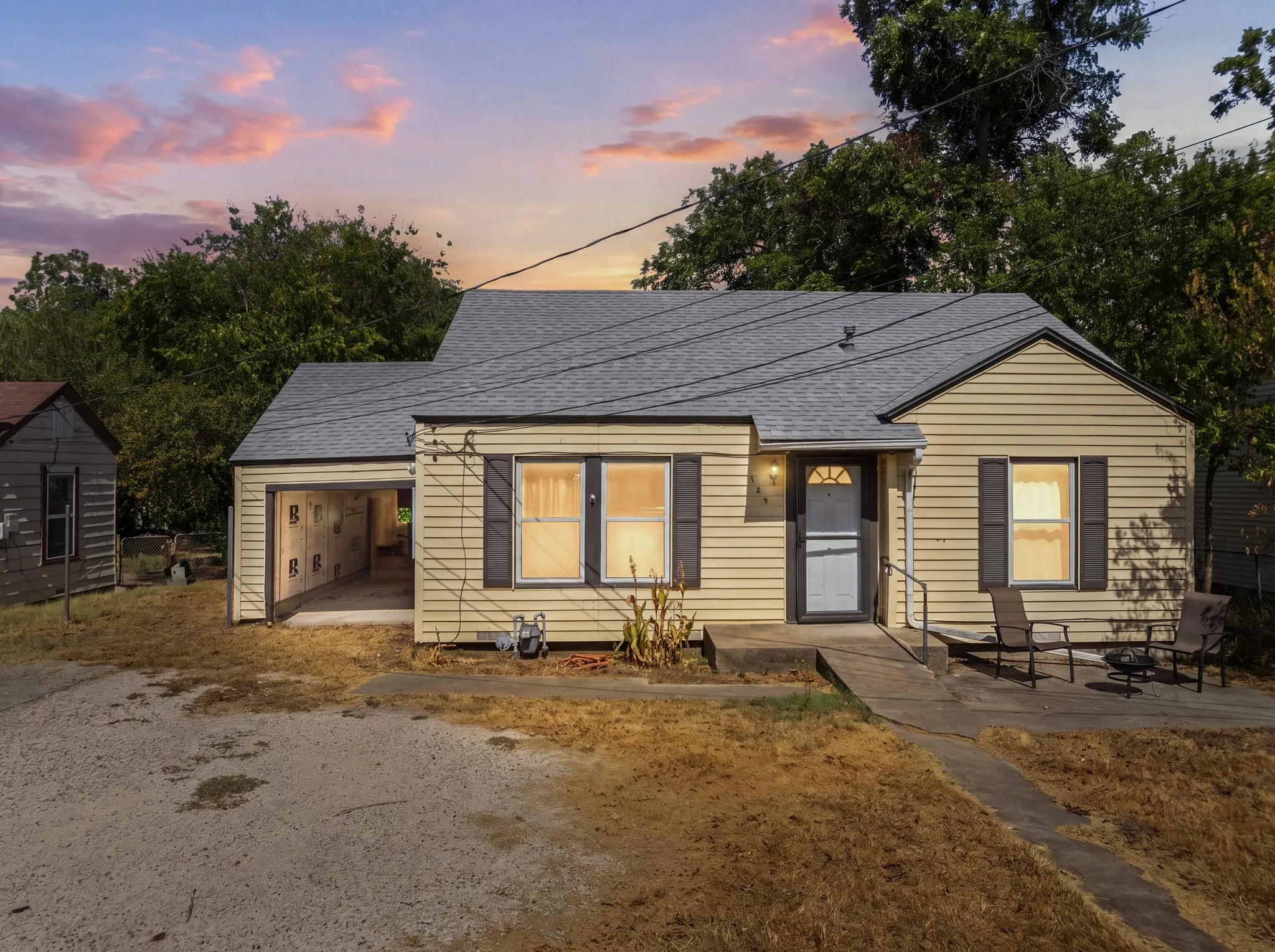 Single Family Residence For Sale in Mc Lennan County , 129 Victory Drive, Beverly Hills, Texas 76711, 3 Bedroom, 2 Bathroom, 2 Garage spaces, 1,168 Sqft, built in 1942, mls#21394586, Real Estate Agent in Beverly Hills, Homes For Sale in Mc Lennan county, Homes For Sale in Beverly Hills, Realtor in Beverly Hills Texas, Real Estate Brokerage Independent Realty Texas, Luminita Cordes Realtor