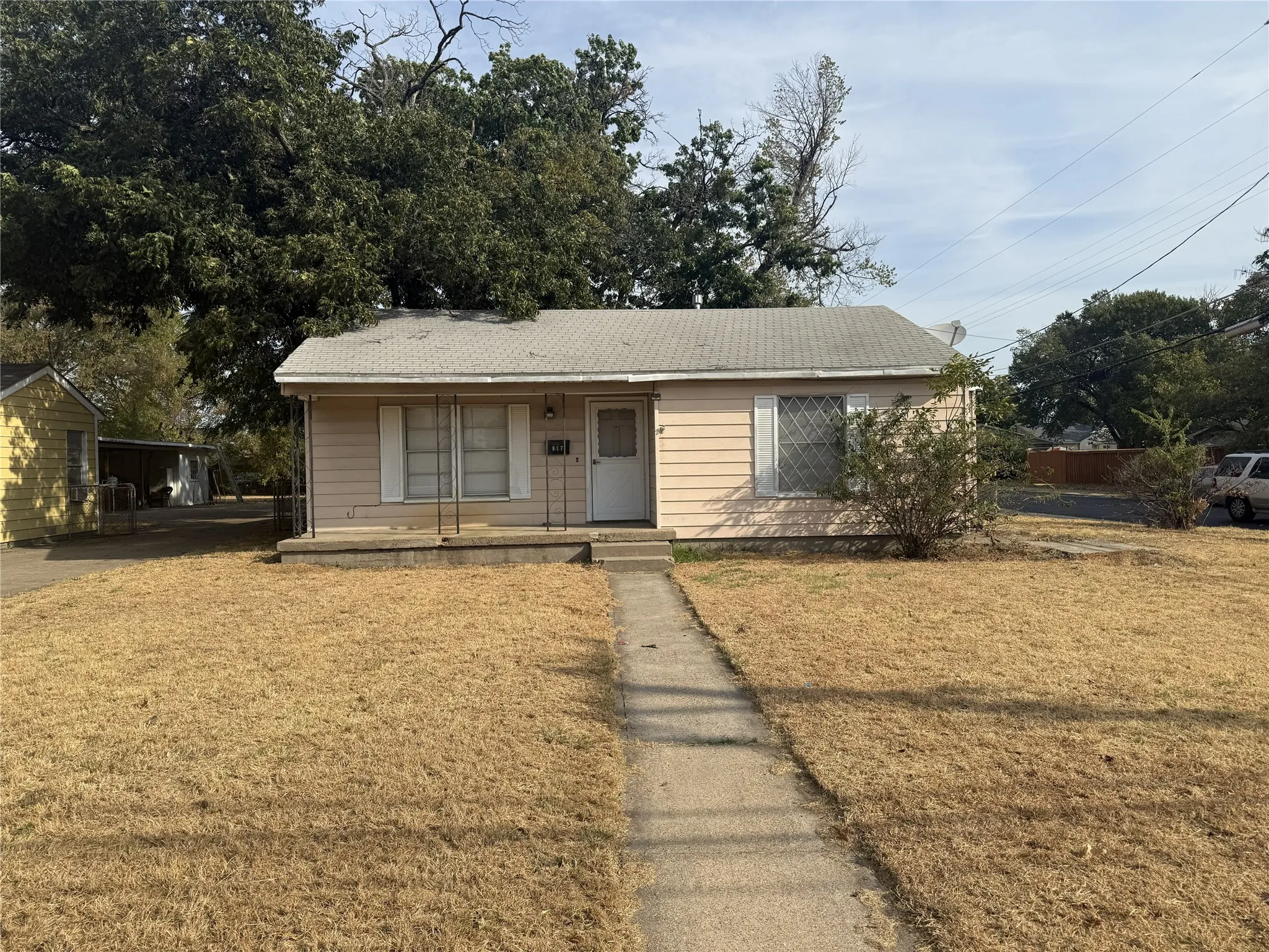Single Family Residence For Sale in Dallas County , 617 E Union Bower Road, Irving, Texas 75061, 2 Bedroom, 1 Bathroom, Garage spaces, 1,076 Sqft, built in 1949, mls#21395585, Real Estate Agent in Irving, Homes For Sale in Dallas county, Homes For Sale in Irving, Realtor in Irving Texas, Real Estate Brokerage Independent Realty Texas, Luminita Cordes Realtor