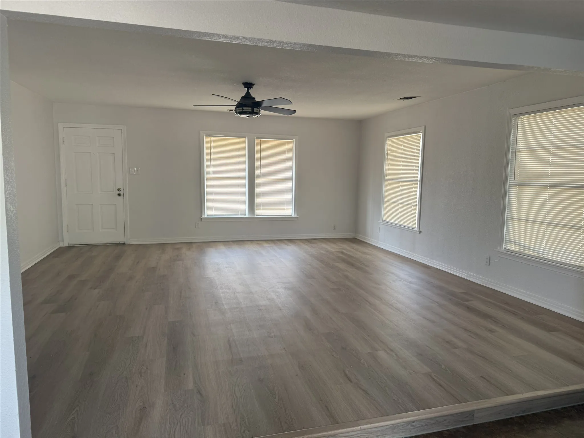 Single Family Residence For Sale in Dallas County , 617 E Union Bower Road, Irving, Texas 75061, 2 Bedroom, 1 Bathroom, Garage spaces, 1,076 Sqft, built in 1949, mls#21395585, Real Estate Agent in Irving, Homes For Sale in Dallas county, Homes For Sale in Irving, Realtor in Irving Texas, Real Estate Brokerage Independent Realty Texas, Luminita Cordes Realtor