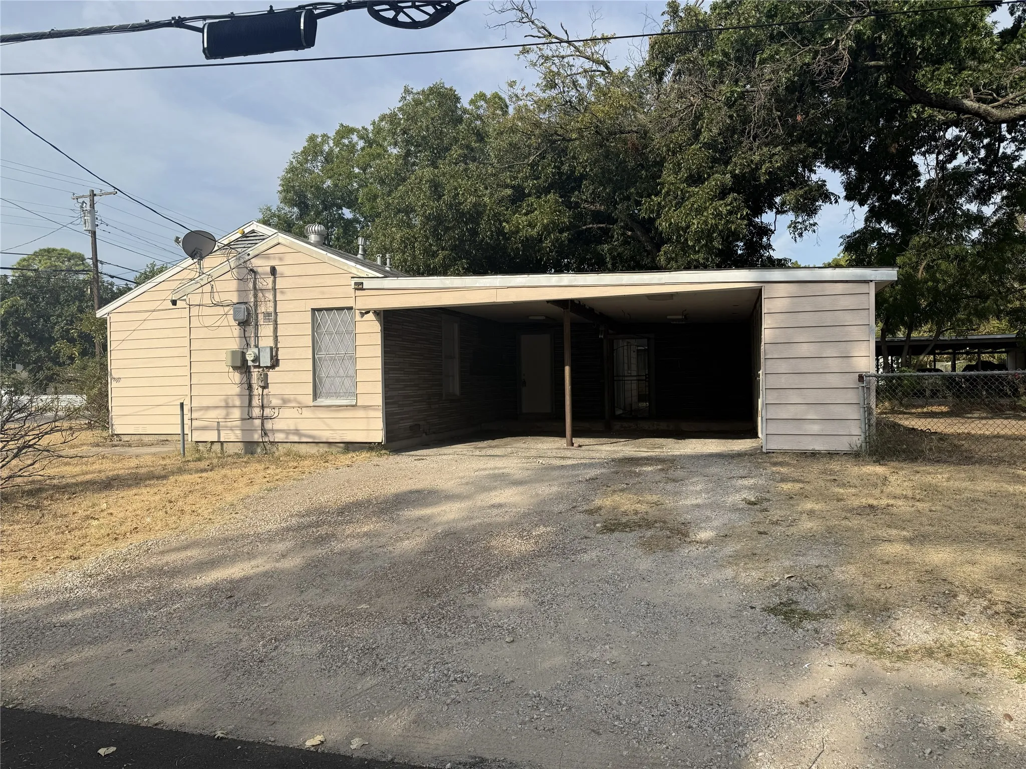 Single Family Residence For Sale in Dallas County , 617 E Union Bower Road, Irving, Texas 75061, 2 Bedroom, 1 Bathroom, Garage spaces, 1,076 Sqft, built in 1949, mls#21395585, Real Estate Agent in Irving, Homes For Sale in Dallas county, Homes For Sale in Irving, Realtor in Irving Texas, Real Estate Brokerage Independent Realty Texas, Luminita Cordes Realtor