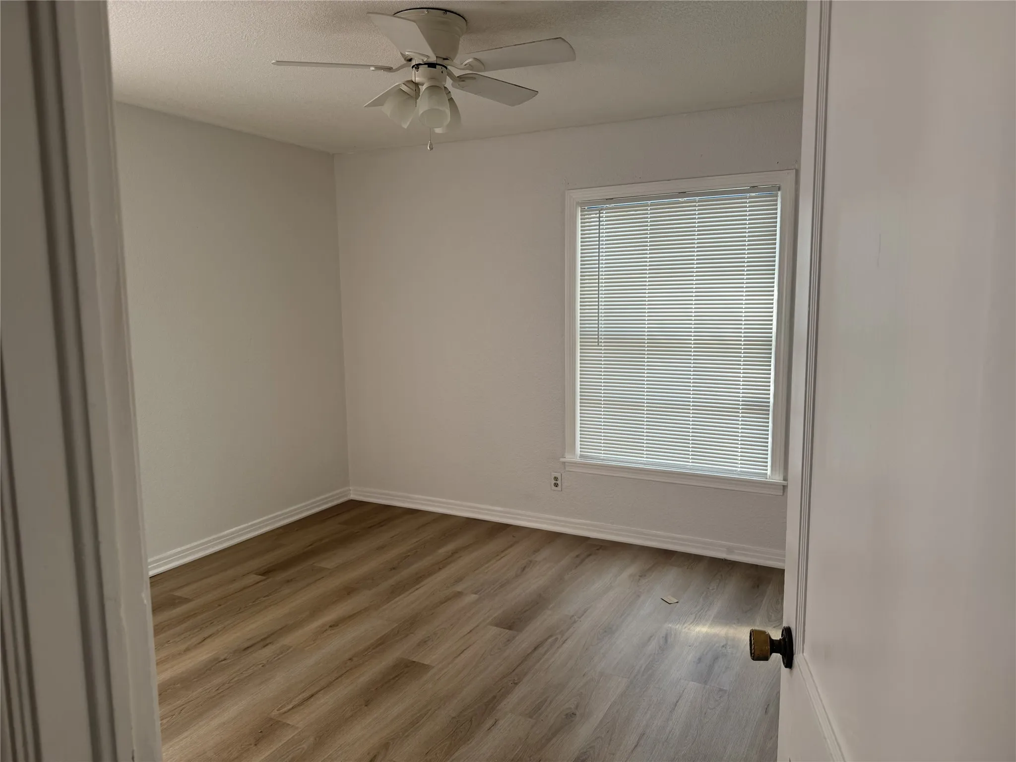 Single Family Residence For Sale in Dallas County , 617 E Union Bower Road, Irving, Texas 75061, 2 Bedroom, 1 Bathroom, Garage spaces, 1,076 Sqft, built in 1949, mls#21395585, Real Estate Agent in Irving, Homes For Sale in Dallas county, Homes For Sale in Irving, Realtor in Irving Texas, Real Estate Brokerage Independent Realty Texas, Luminita Cordes Realtor