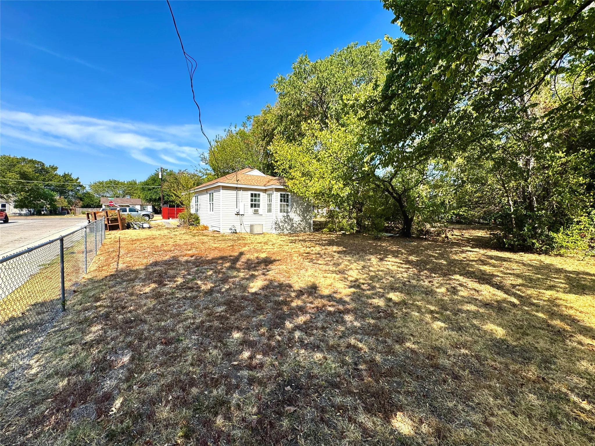 Single Family Residence For Rent in Dallas County , 1415 Abelia Street, Irving, Texas 75061, 2 Bedroom, 1 Bathroom, Garage spaces, 1,000 Sqft, built in 1954, mls#21395017, Real Estate Agent in Irving, Homes For Rent in Dallas county, Homes For Rent in Irving, Realtor in Irving Texas, Real Estate Brokerage Independent Realty Texas, Luminita Cordes Realtor