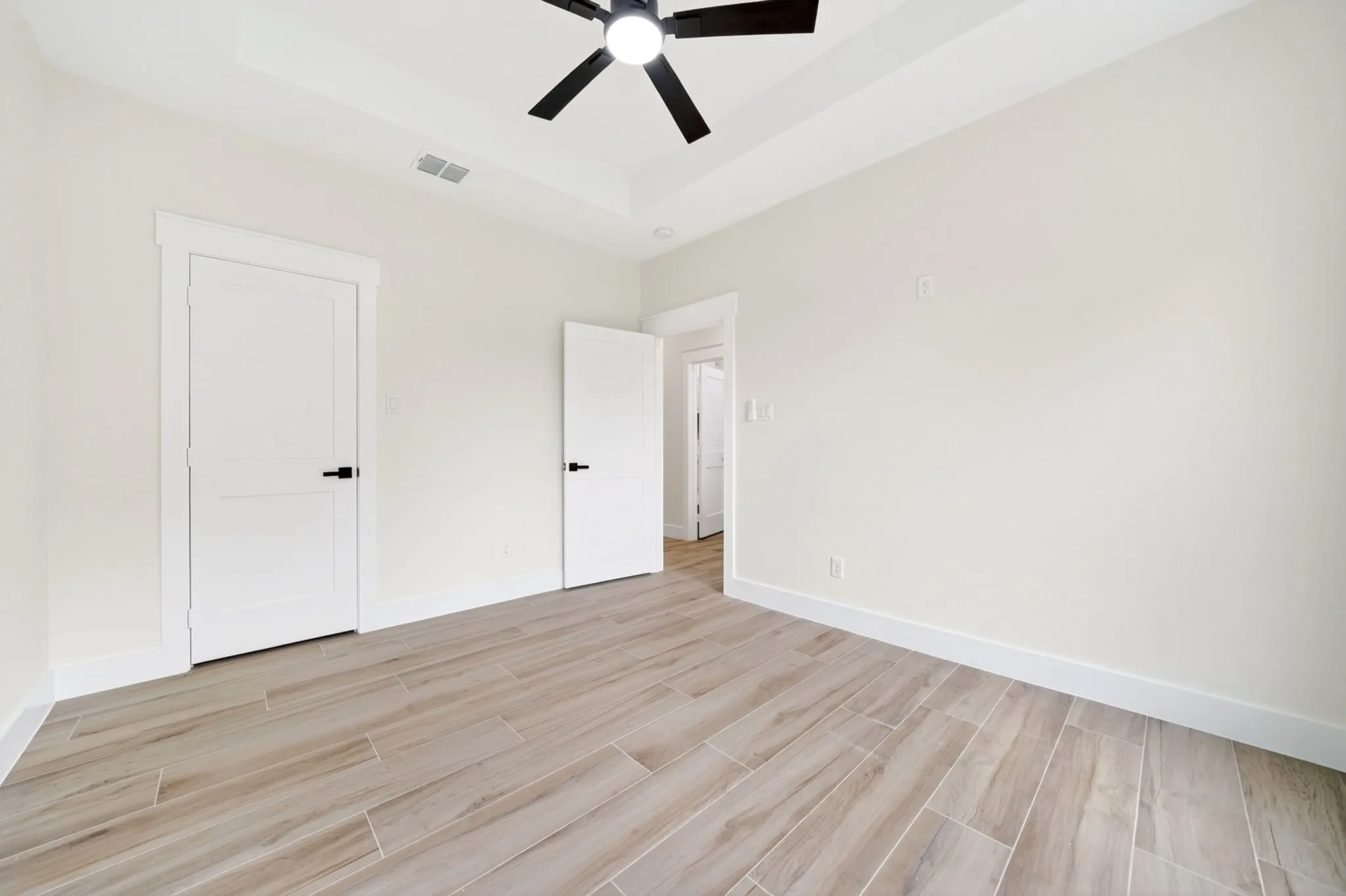 Tray ceiling with recessed lighting
