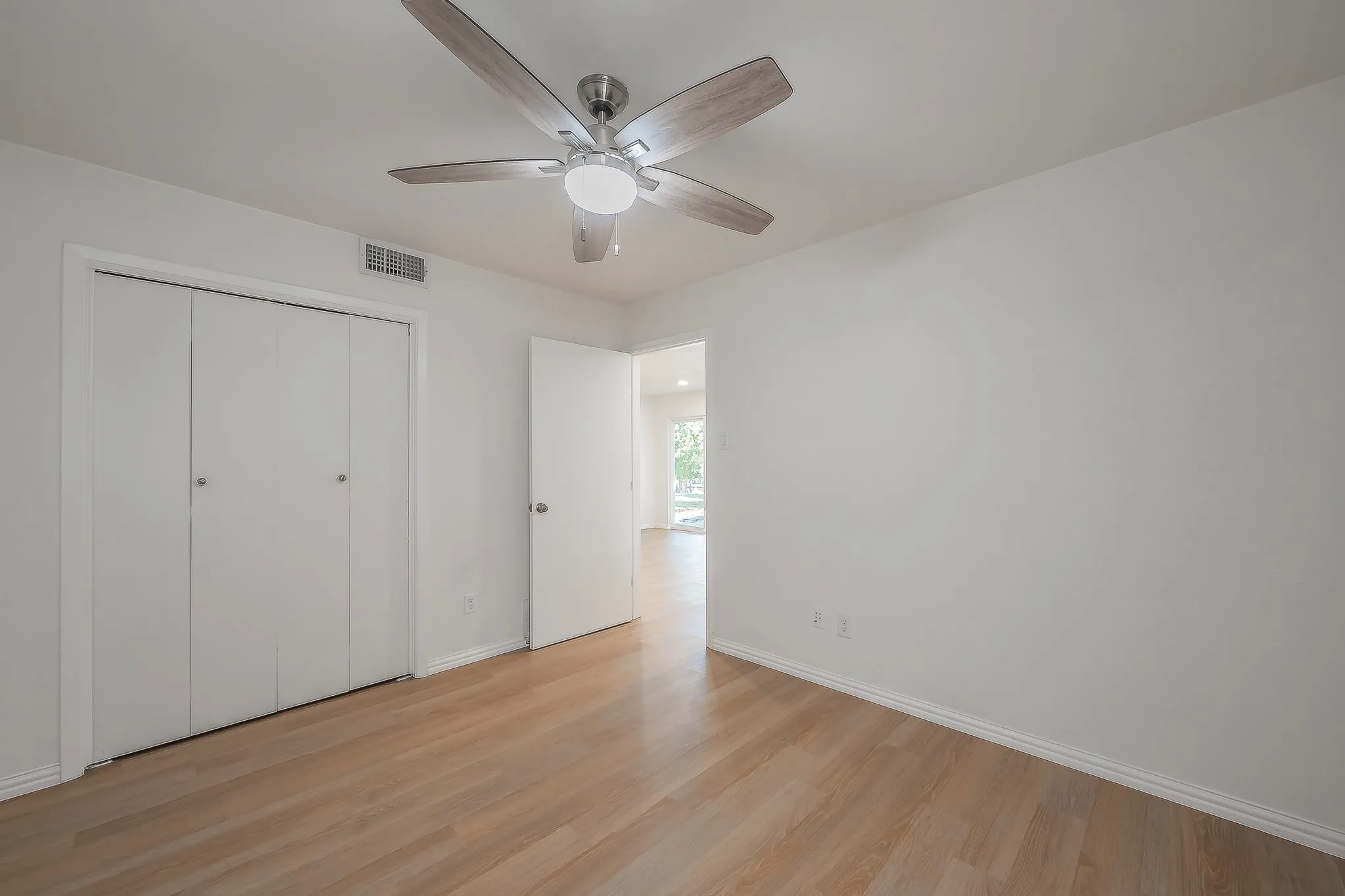 Single Family Residence For Sale in Tarrant County , 508 Harbor Drive S, Azle, Texas 76020, 2 Bedroom, 2 Bathroom, 1 Garage spaces, 1,191 Sqft, built in 1973, mls#21395603, Real Estate Agent in Azle, Homes For Sale in Tarrant county, Homes For Sale in Azle, Realtor in Azle Texas, Real Estate Brokerage Independent Realty Texas, Luminita Cordes Realtor