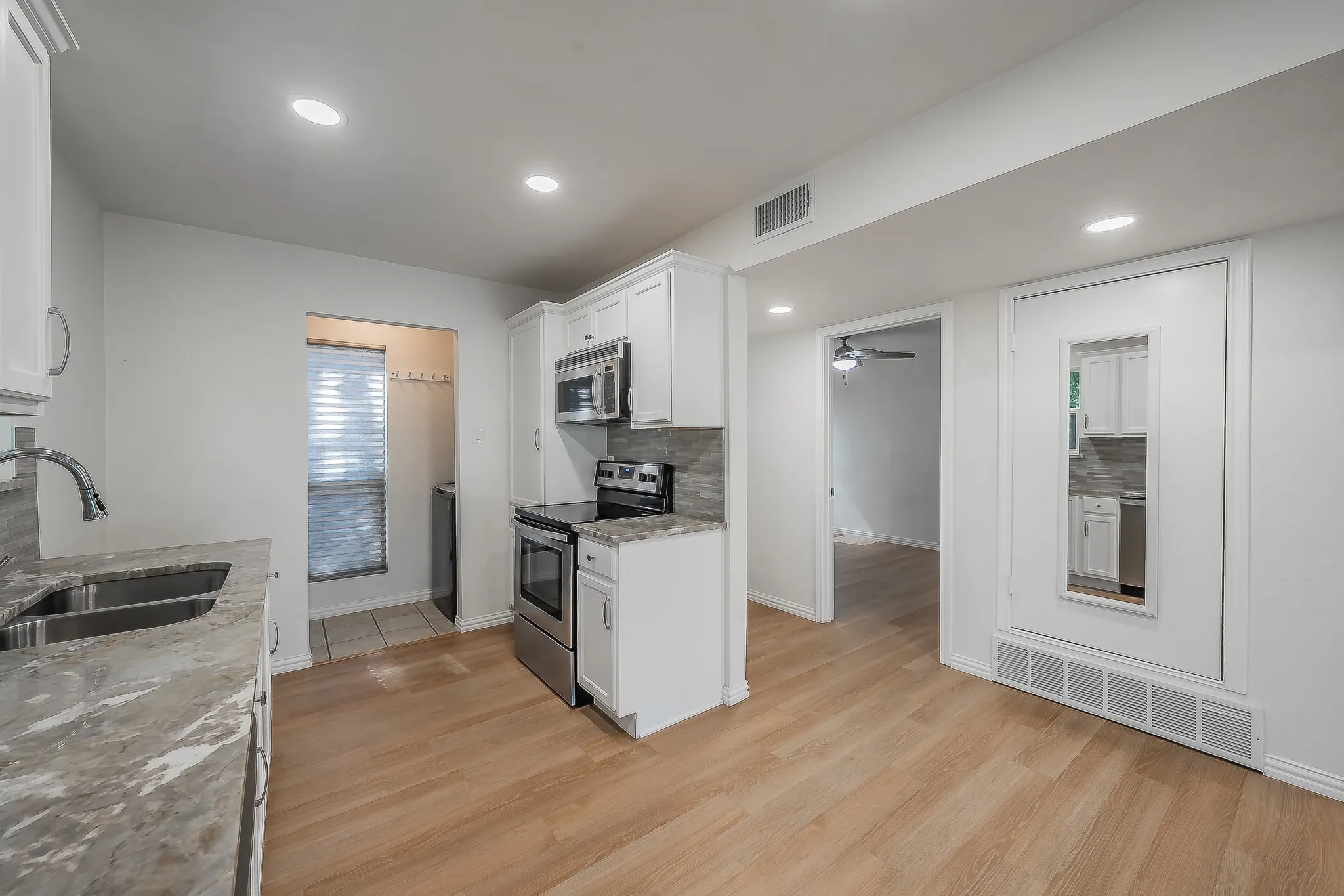 Single Family Residence For Sale in Tarrant County , 508 Harbor Drive S, Azle, Texas 76020, 2 Bedroom, 2 Bathroom, 1 Garage spaces, 1,191 Sqft, built in 1973, mls#21395603, Real Estate Agent in Azle, Homes For Sale in Tarrant county, Homes For Sale in Azle, Realtor in Azle Texas, Real Estate Brokerage Independent Realty Texas, Luminita Cordes Realtor