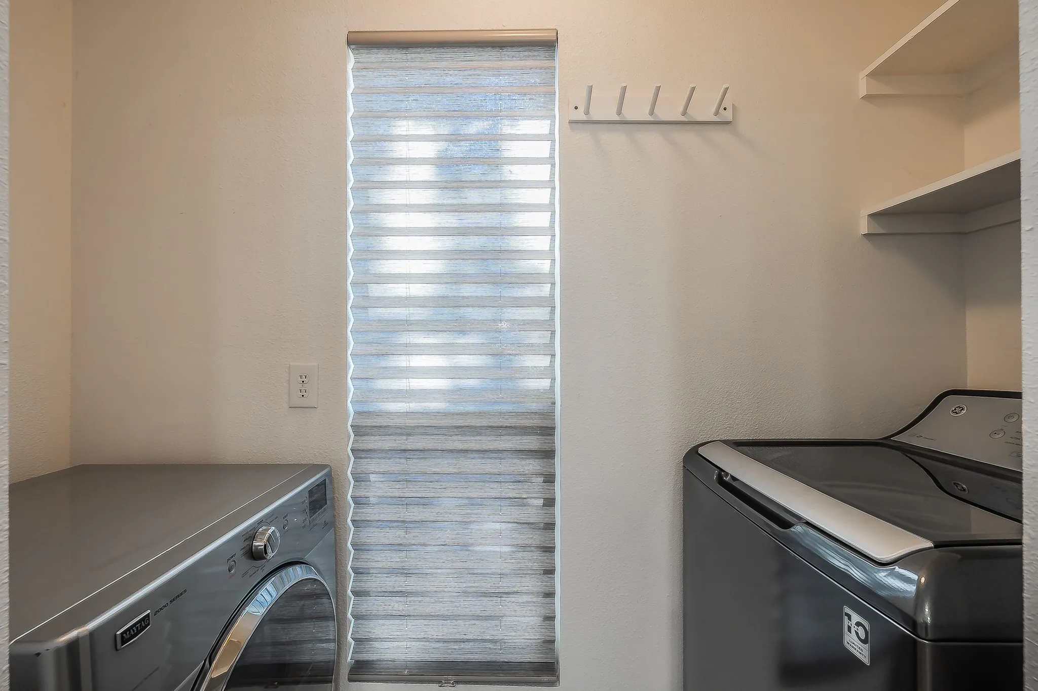 Single Family Residence For Sale in Tarrant County , 508 Harbor Drive S, Azle, Texas 76020, 2 Bedroom, 2 Bathroom, 1 Garage spaces, 1,191 Sqft, built in 1973, mls#21395603, Real Estate Agent in Azle, Homes For Sale in Tarrant county, Homes For Sale in Azle, Realtor in Azle Texas, Real Estate Brokerage Independent Realty Texas, Luminita Cordes Realtor