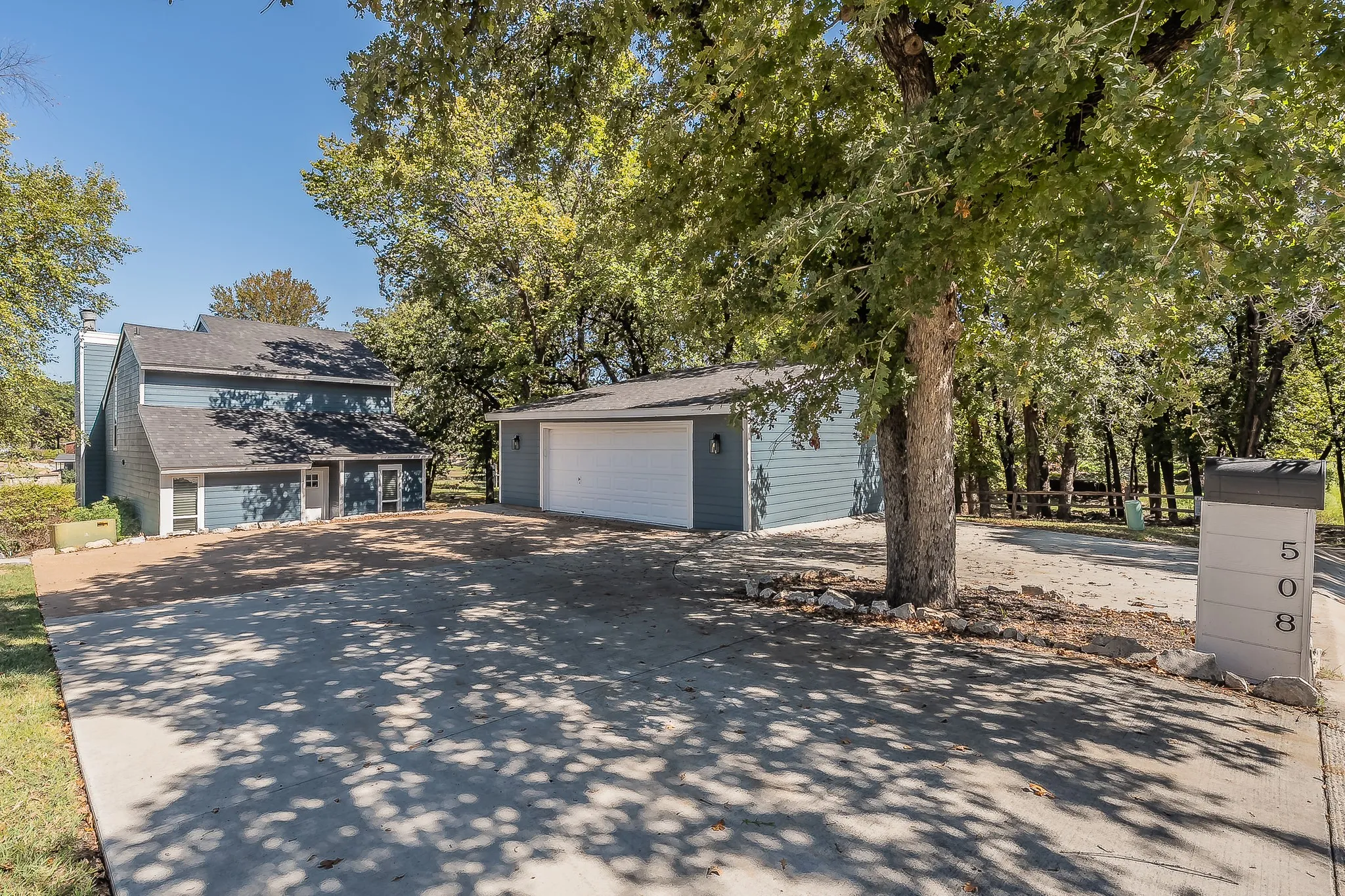 Single Family Residence For Sale in Tarrant County , 508 Harbor Drive S, Azle, Texas 76020, 2 Bedroom, 2 Bathroom, 1 Garage spaces, 1,191 Sqft, built in 1973, mls#21395603, Real Estate Agent in Azle, Homes For Sale in Tarrant county, Homes For Sale in Azle, Realtor in Azle Texas, Real Estate Brokerage Independent Realty Texas, Luminita Cordes Realtor