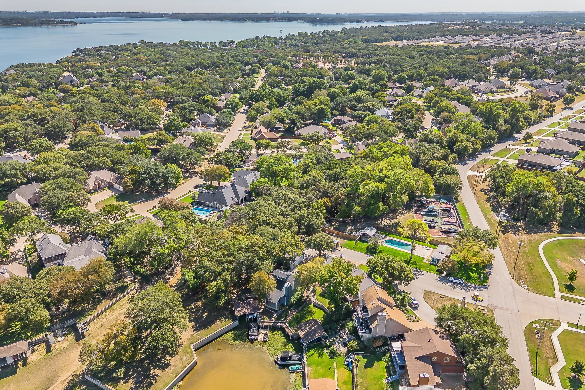 Single Family Residence For Sale in Tarrant County , 508 Harbor Drive S, Azle, Texas 76020, 2 Bedroom, 2 Bathroom, 1 Garage spaces, 1,191 Sqft, built in 1973, mls#21395603, Real Estate Agent in Azle, Homes For Sale in Tarrant county, Homes For Sale in Azle, Realtor in Azle Texas, Real Estate Brokerage Independent Realty Texas, Luminita Cordes Realtor
