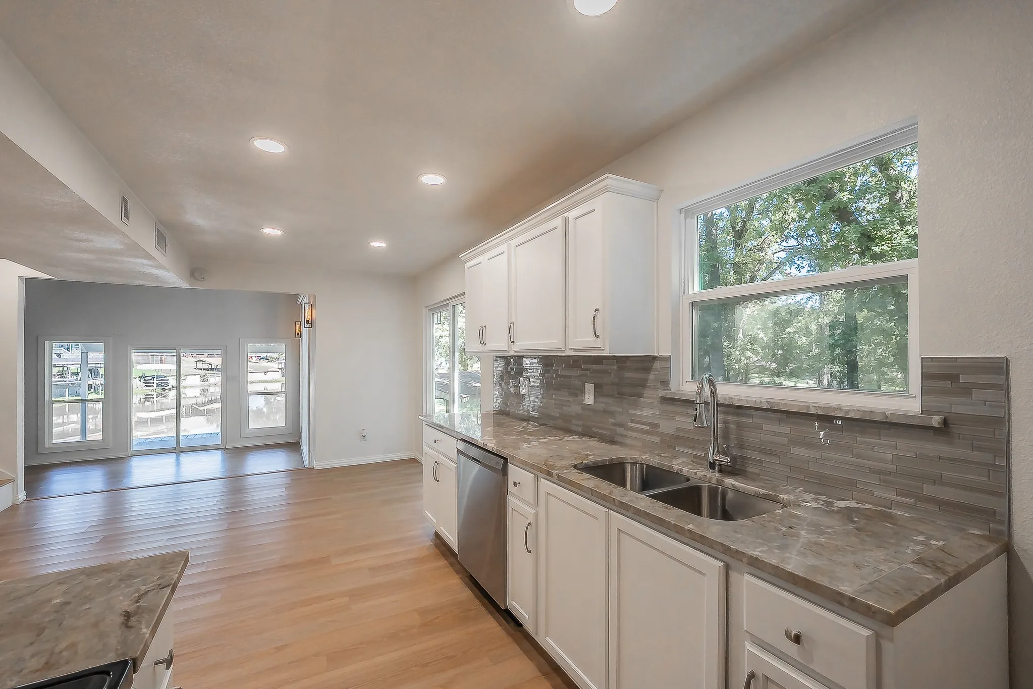 Single Family Residence For Sale in Tarrant County , 508 Harbor Drive S, Azle, Texas 76020, 2 Bedroom, 2 Bathroom, 1 Garage spaces, 1,191 Sqft, built in 1973, mls#21395603, Real Estate Agent in Azle, Homes For Sale in Tarrant county, Homes For Sale in Azle, Realtor in Azle Texas, Real Estate Brokerage Independent Realty Texas, Luminita Cordes Realtor