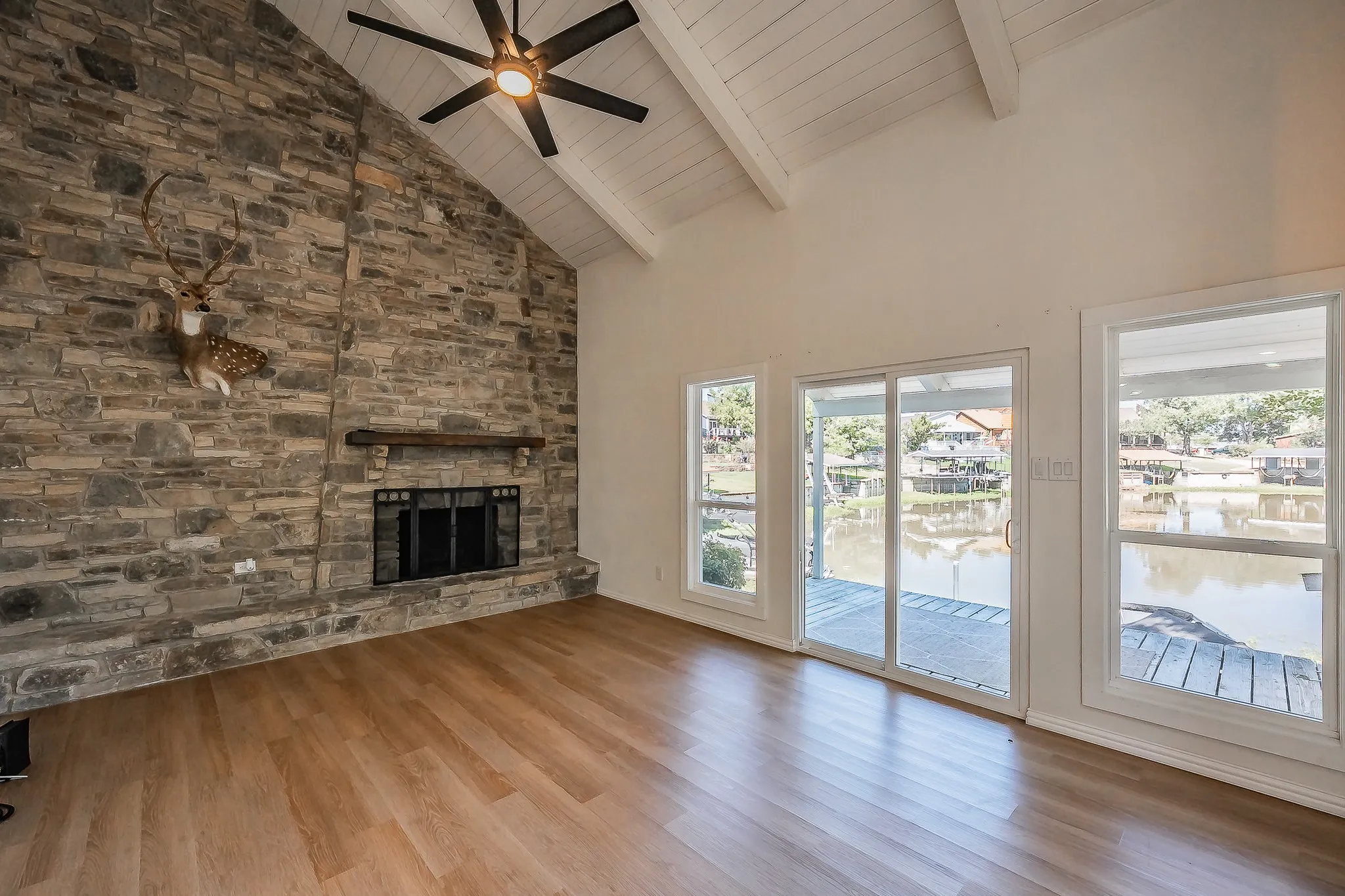 Single Family Residence For Sale in Tarrant County , 508 Harbor Drive S, Azle, Texas 76020, 2 Bedroom, 2 Bathroom, 1 Garage spaces, 1,191 Sqft, built in 1973, mls#21395603, Real Estate Agent in Azle, Homes For Sale in Tarrant county, Homes For Sale in Azle, Realtor in Azle Texas, Real Estate Brokerage Independent Realty Texas, Luminita Cordes Realtor