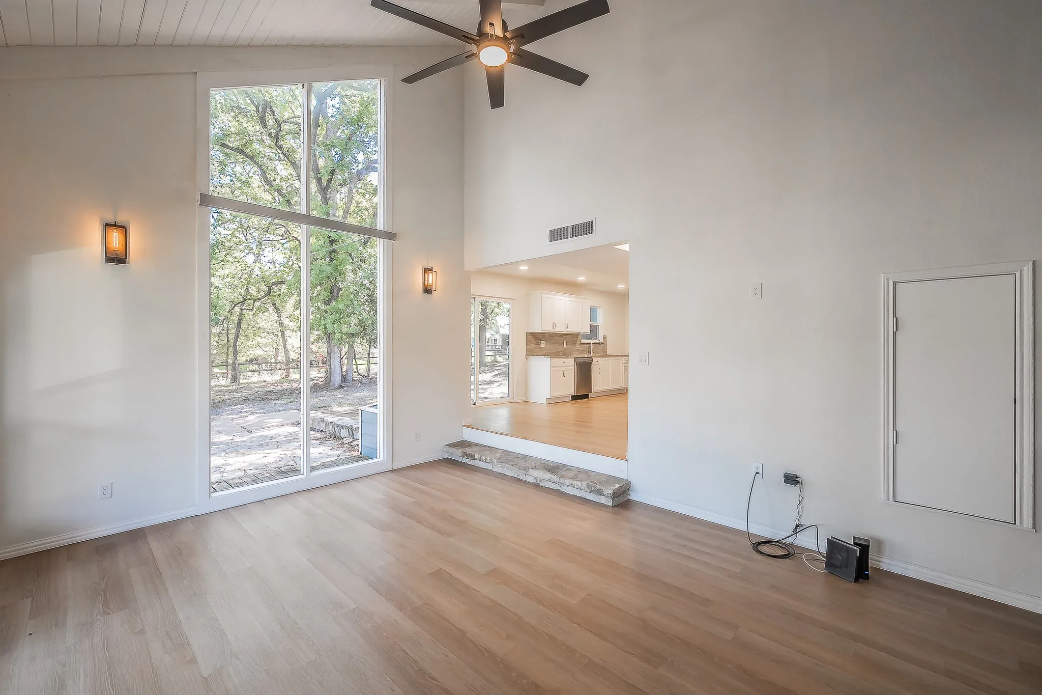 Single Family Residence For Sale in Tarrant County , 508 Harbor Drive S, Azle, Texas 76020, 2 Bedroom, 2 Bathroom, 1 Garage spaces, 1,191 Sqft, built in 1973, mls#21395603, Real Estate Agent in Azle, Homes For Sale in Tarrant county, Homes For Sale in Azle, Realtor in Azle Texas, Real Estate Brokerage Independent Realty Texas, Luminita Cordes Realtor