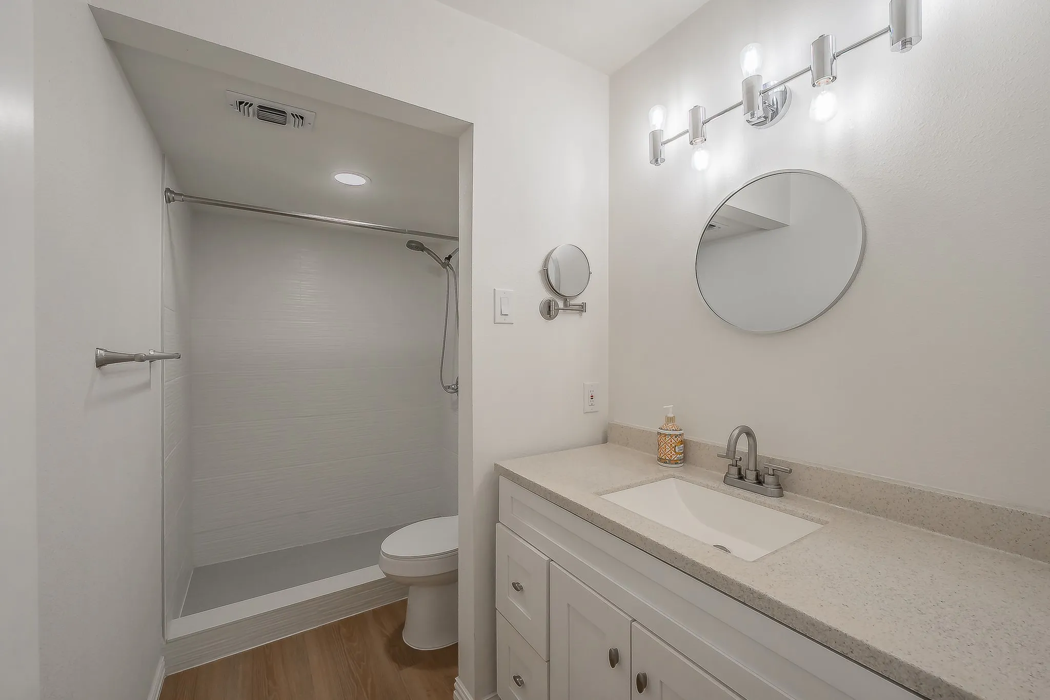 Single Family Residence For Sale in Tarrant County , 508 Harbor Drive S, Azle, Texas 76020, 2 Bedroom, 2 Bathroom, 1 Garage spaces, 1,191 Sqft, built in 1973, mls#21395603, Real Estate Agent in Azle, Homes For Sale in Tarrant county, Homes For Sale in Azle, Realtor in Azle Texas, Real Estate Brokerage Independent Realty Texas, Luminita Cordes Realtor