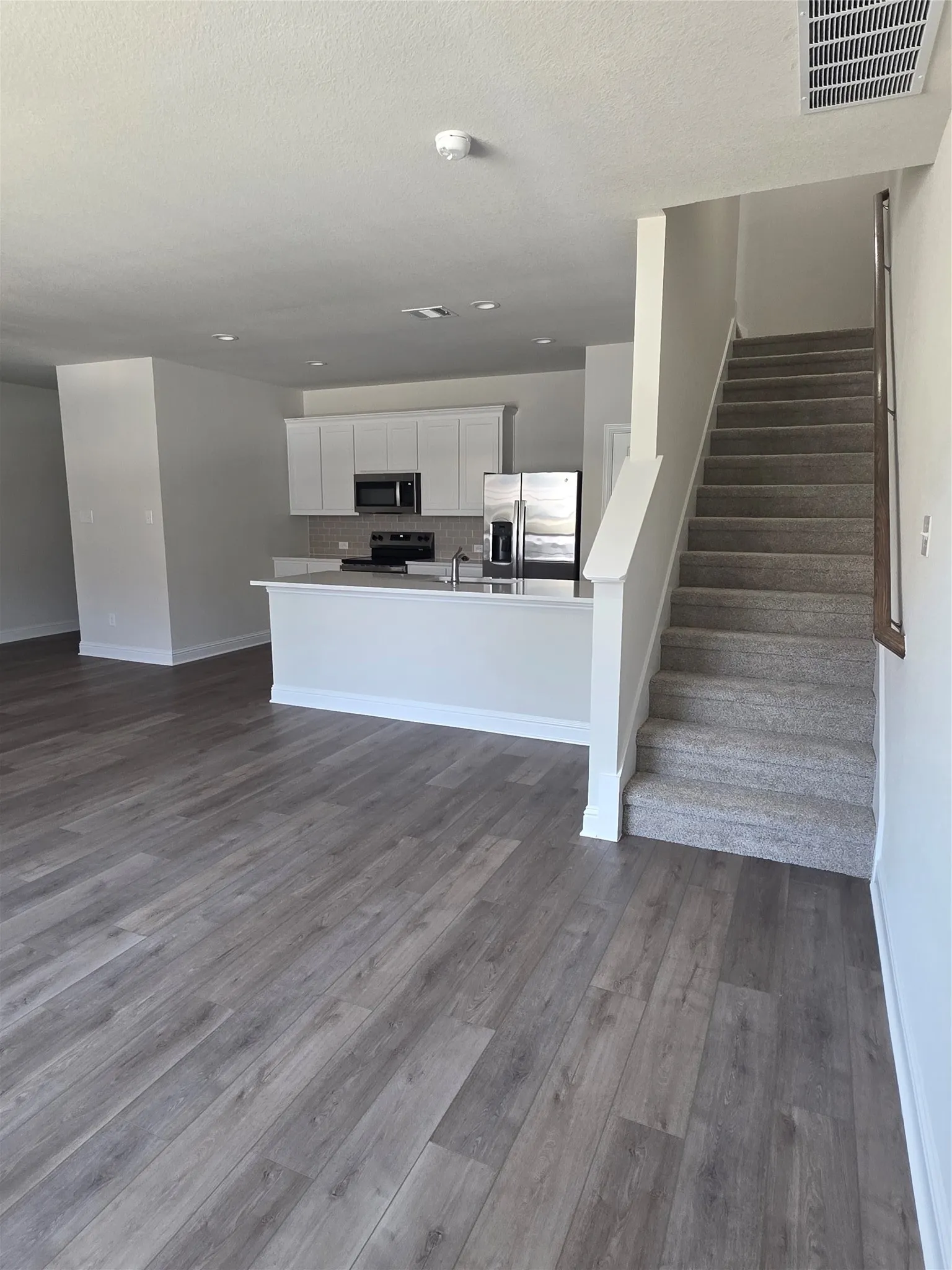 Townhouse For Rent in Tarrant County , 6914 Yellow Hammer Way, Arlington, Texas 76001, 3 Bedroom, 3 Bathroom, 2 Garage spaces, 1,706 Sqft, built in 2026, mls#21395605, Real Estate Agent in Arlington, Homes For Rent in Tarrant county, Homes For Rent in Arlington, Realtor in Arlington Texas, Real Estate Brokerage Independent Realty Texas, Luminita Cordes Realtor