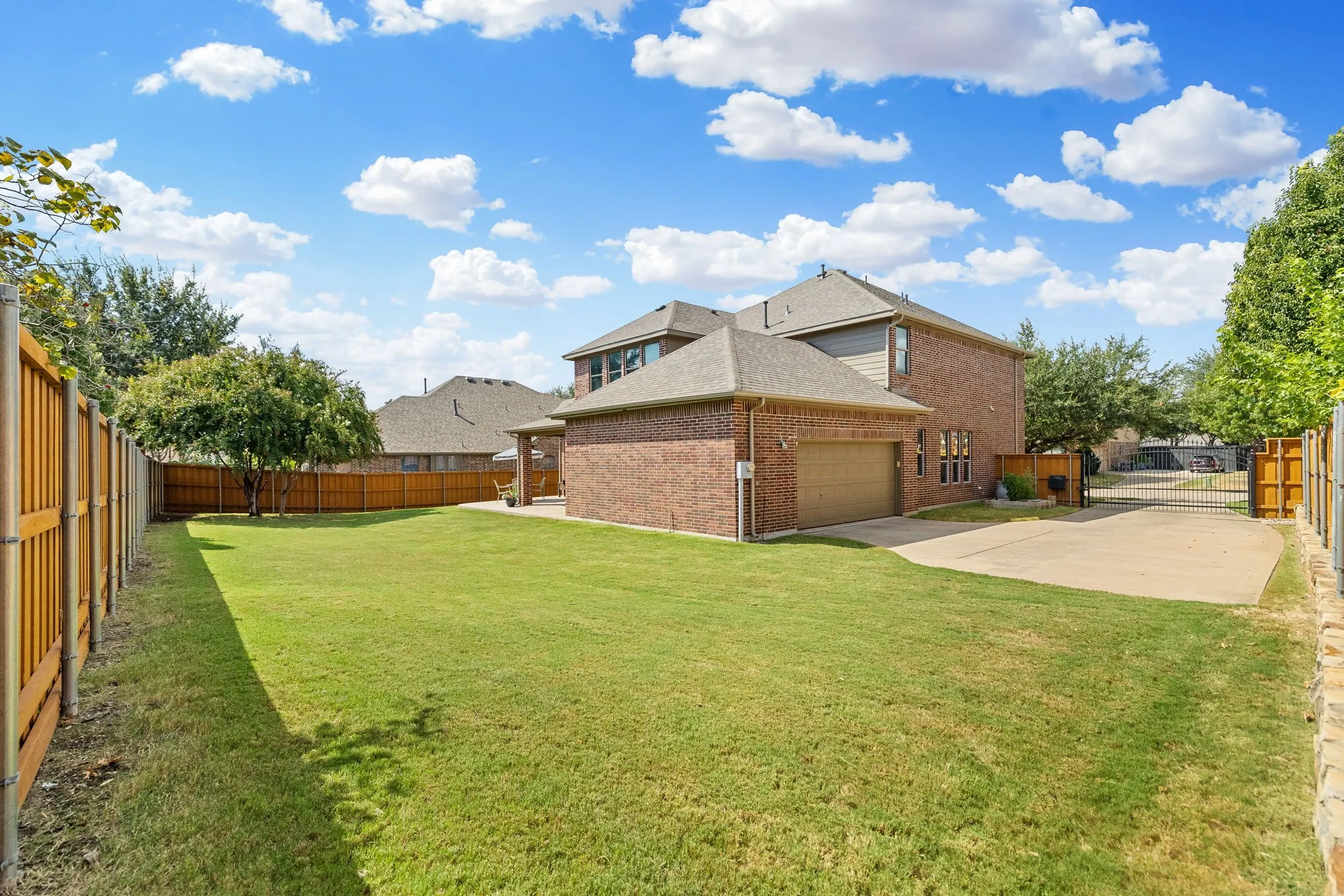 Wow, look at all that space - both grass and driveway area perfect for extra parking, a game of basketball or riding scooters.  Notice the extra room to the left of the garage door - the garage is a 2.5 car garage with an extra 4 foot extension for a total of 24 feet wide.