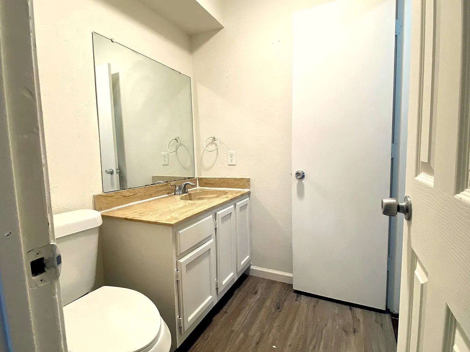 Condominium For Sale in Dallas County , 6019 Ridgecrest Road 204B, Dallas, Texas 75231, 2 Bedroom, 3 Bathroom, 1 Garage spaces, 1,092 Sqft, built in 1979, mls#21395578, Real Estate Agent in Dallas, Homes For Sale in Dallas county, Homes For Sale in Dallas, Realtor in Dallas Texas, Real Estate Brokerage Independent Realty Texas, Luminita Cordes Realtor