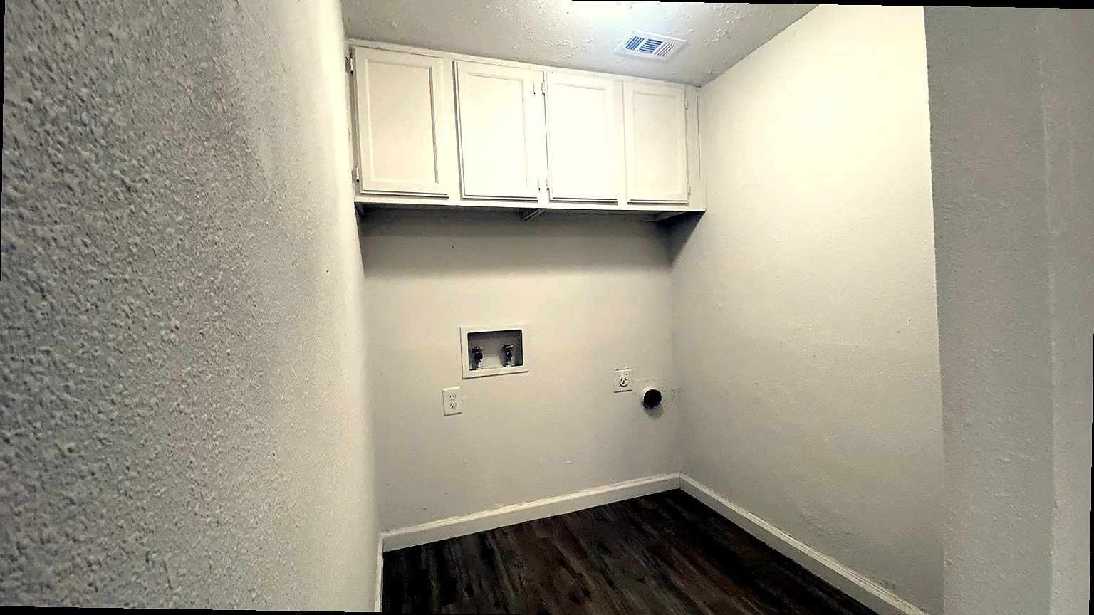 Condominium For Sale in Dallas County , 6019 Ridgecrest Road 204B, Dallas, Texas 75231, 2 Bedroom, 3 Bathroom, 1 Garage spaces, 1,092 Sqft, built in 1979, mls#21395578, Real Estate Agent in Dallas, Homes For Sale in Dallas county, Homes For Sale in Dallas, Realtor in Dallas Texas, Real Estate Brokerage Independent Realty Texas, Luminita Cordes Realtor