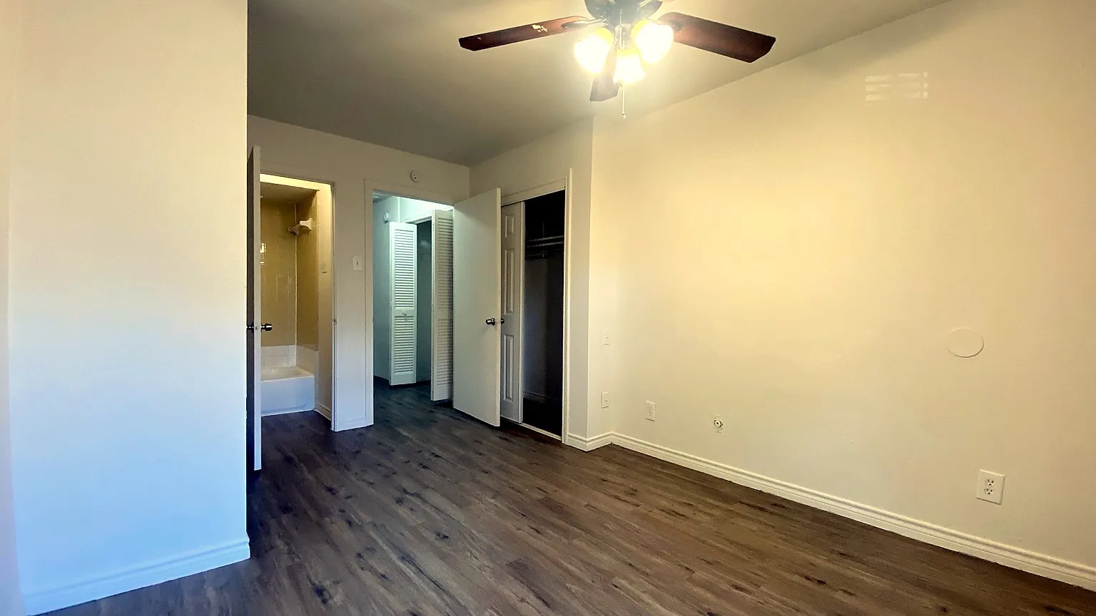 Condominium For Sale in Dallas County , 6019 Ridgecrest Road 204B, Dallas, Texas 75231, 2 Bedroom, 3 Bathroom, 1 Garage spaces, 1,092 Sqft, built in 1979, mls#21395578, Real Estate Agent in Dallas, Homes For Sale in Dallas county, Homes For Sale in Dallas, Realtor in Dallas Texas, Real Estate Brokerage Independent Realty Texas, Luminita Cordes Realtor