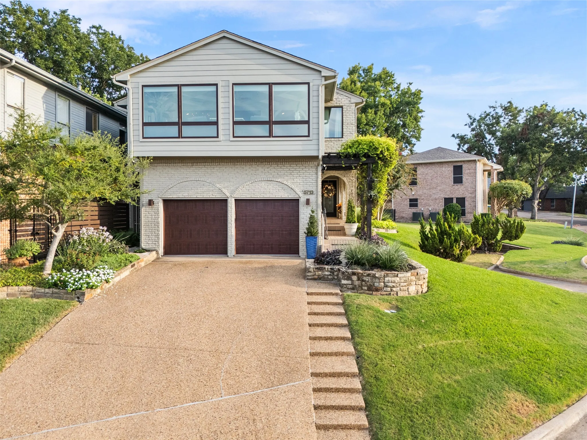 Single Family Residence For Sale in Rockwall County , 5713 Southern Cross Drive, Rockwall, Texas 75032, 3 Bedroom, 3 Bathroom, 2 Garage spaces, 2,920 Sqft, built in 1985, mls#21394112, Real Estate Agent in Rockwall, Homes For Sale in Rockwall county, Homes For Sale in Rockwall, Realtor in Rockwall Texas, Real Estate Brokerage Independent Realty Texas, Luminita Cordes Realtor