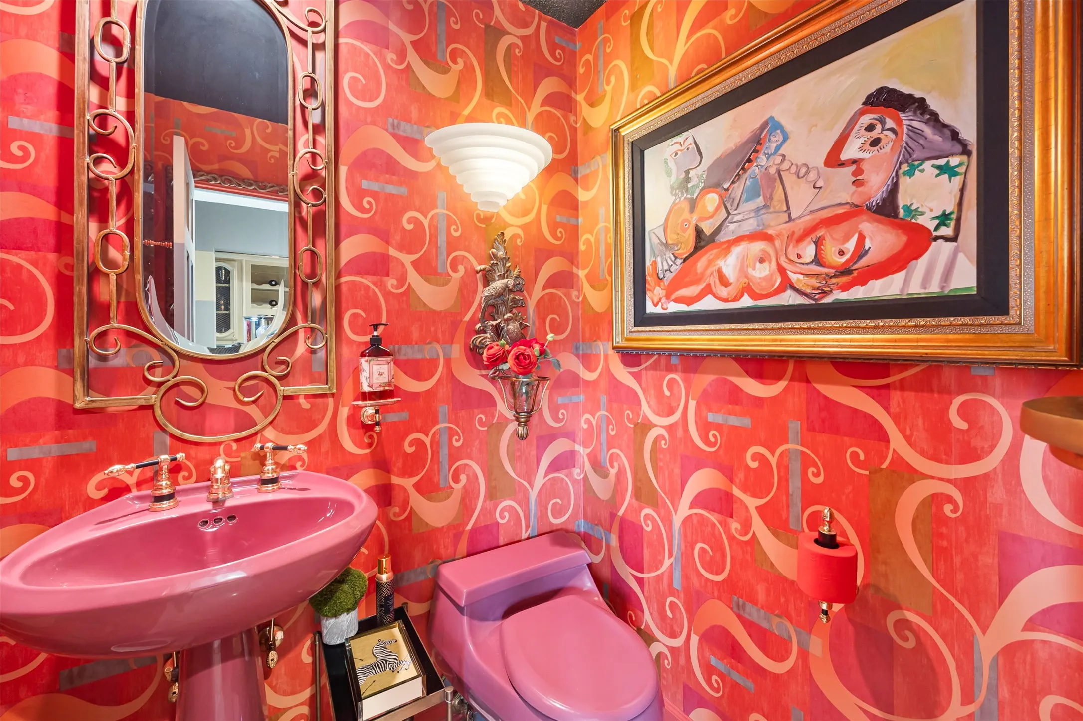 Powder bath on the upper level.