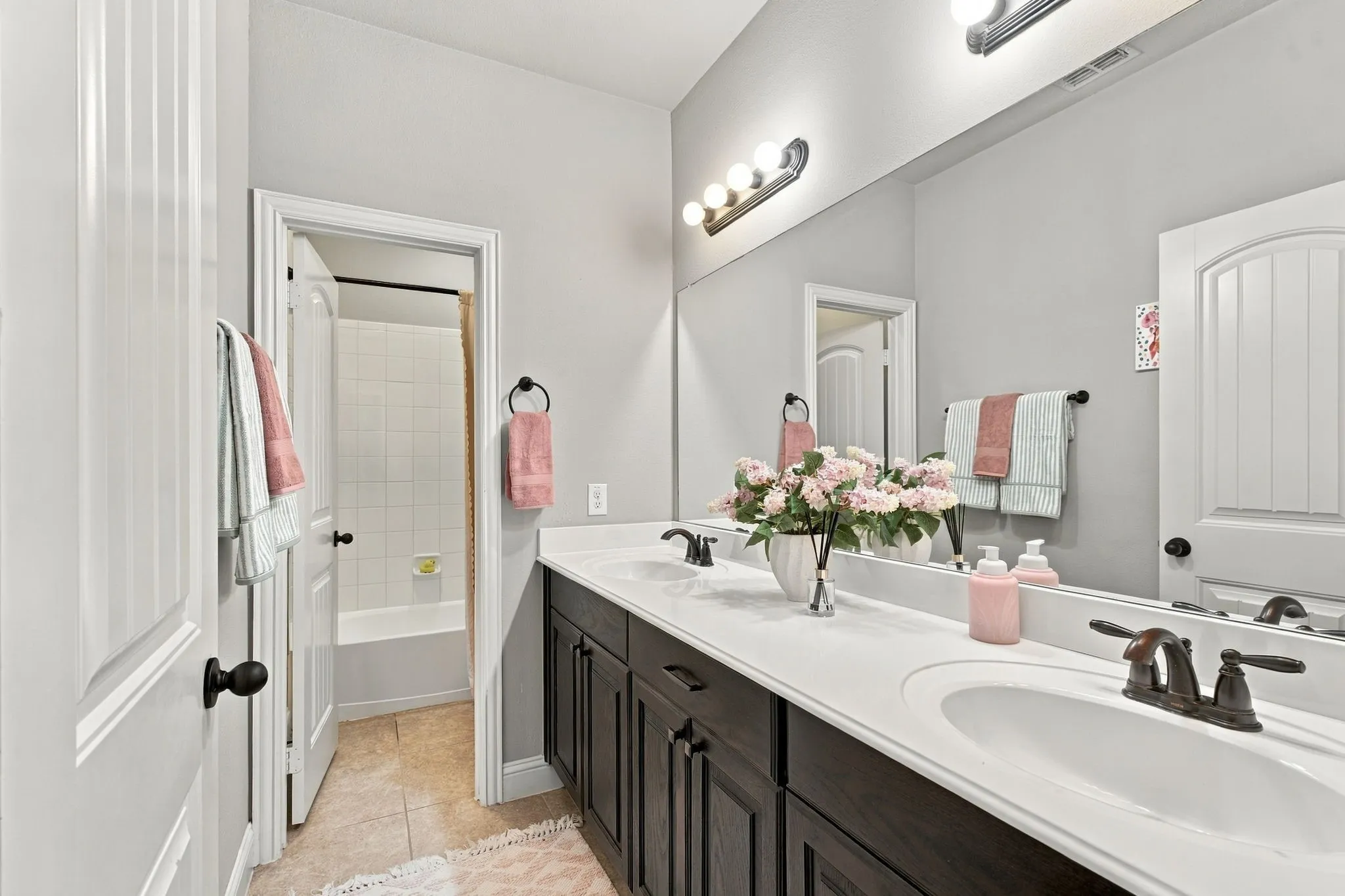 Single Family Residence For Sale in Kaufman County , 1100 Somerset Circle, Forney, Texas 75126, 3 Bedroom, 3 Bathroom, 2 Garage spaces, 2,672 Sqft, built in 2015, mls#21395576, Real Estate Agent in Forney, Homes For Sale in Kaufman county, Homes For Sale in Forney, Realtor in Forney Texas, Real Estate Brokerage Independent Realty Texas, Luminita Cordes Realtor