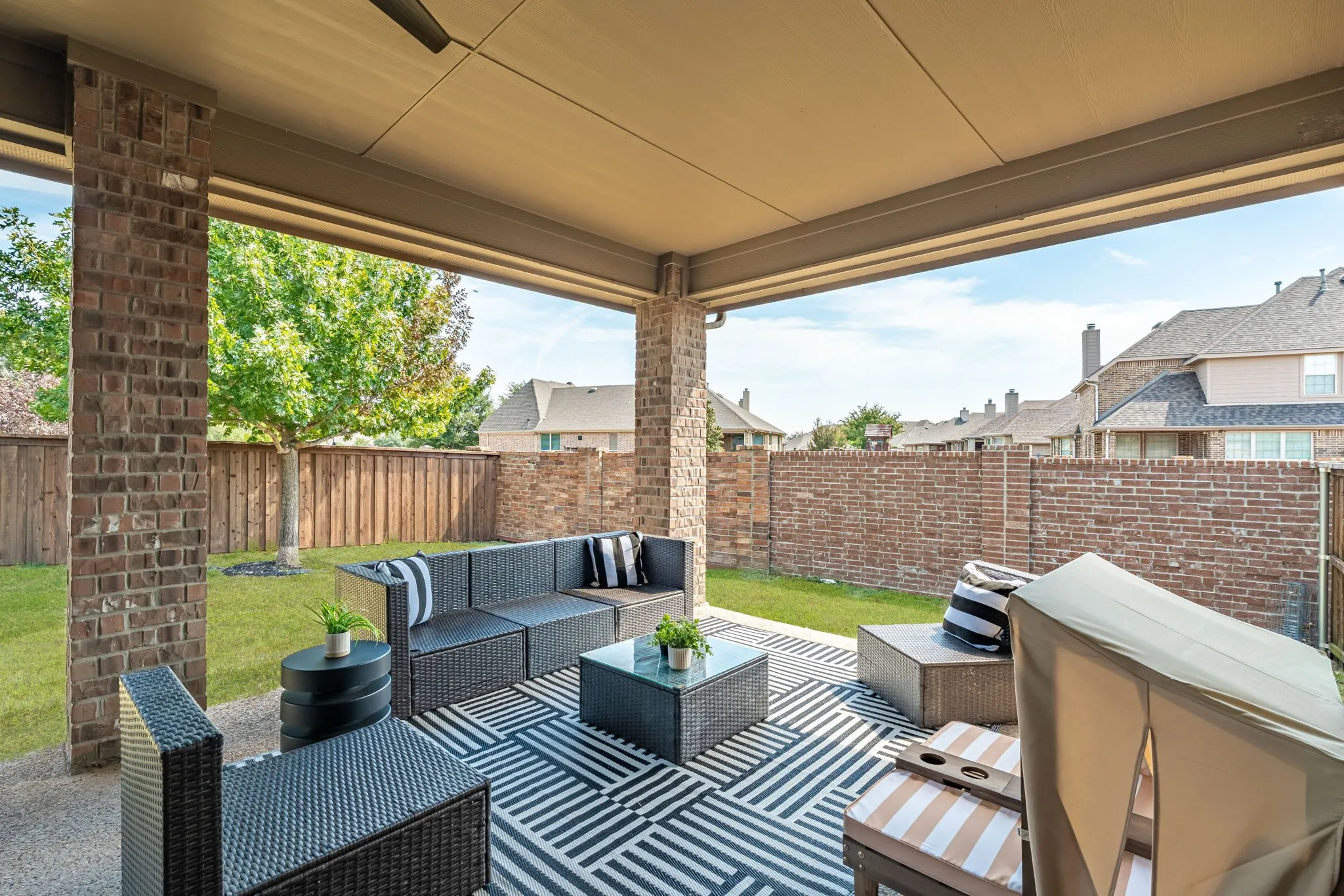 Single Family Residence For Sale in Kaufman County , 1100 Somerset Circle, Forney, Texas 75126, 3 Bedroom, 3 Bathroom, 2 Garage spaces, 2,672 Sqft, built in 2015, mls#21395576, Real Estate Agent in Forney, Homes For Sale in Kaufman county, Homes For Sale in Forney, Realtor in Forney Texas, Real Estate Brokerage Independent Realty Texas, Luminita Cordes Realtor