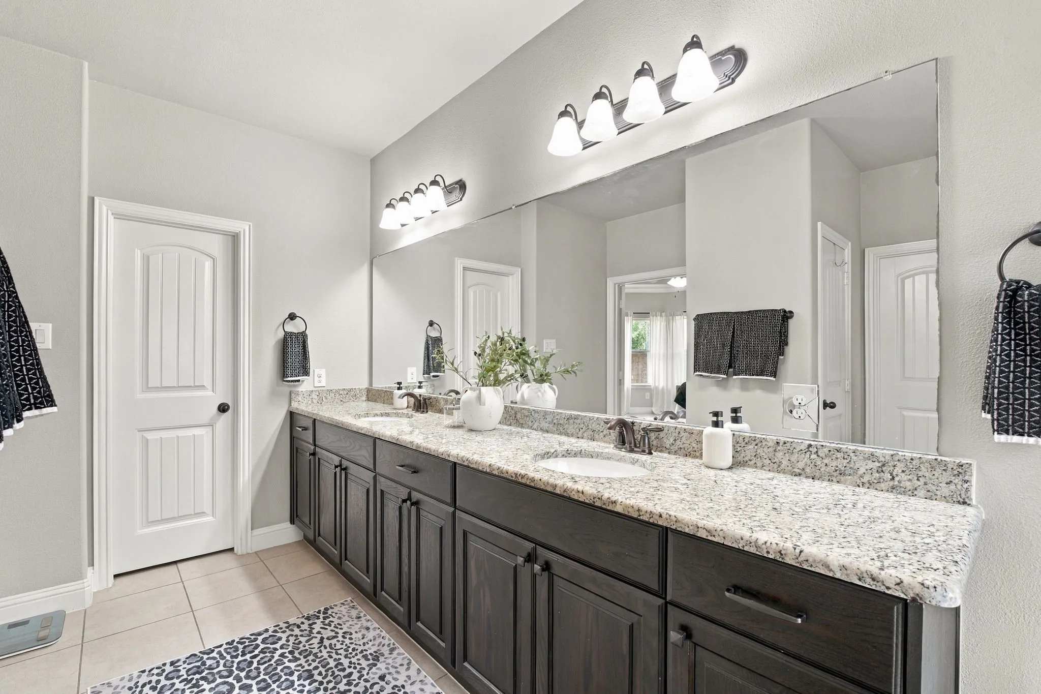 Single Family Residence For Sale in Kaufman County , 1100 Somerset Circle, Forney, Texas 75126, 3 Bedroom, 3 Bathroom, 2 Garage spaces, 2,672 Sqft, built in 2015, mls#21395576, Real Estate Agent in Forney, Homes For Sale in Kaufman county, Homes For Sale in Forney, Realtor in Forney Texas, Real Estate Brokerage Independent Realty Texas, Luminita Cordes Realtor