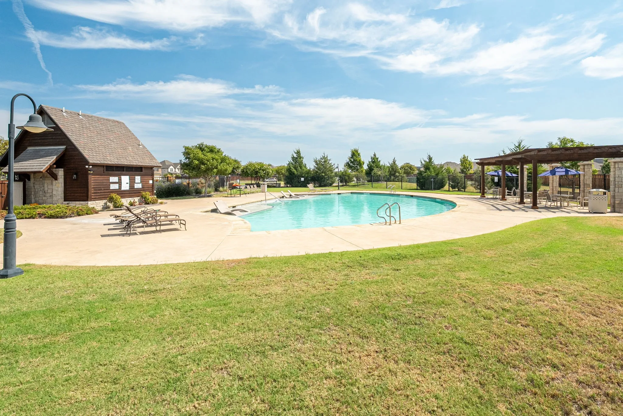 Single Family Residence For Sale in Kaufman County , 1100 Somerset Circle, Forney, Texas 75126, 3 Bedroom, 3 Bathroom, 2 Garage spaces, 2,672 Sqft, built in 2015, mls#21395576, Real Estate Agent in Forney, Homes For Sale in Kaufman county, Homes For Sale in Forney, Realtor in Forney Texas, Real Estate Brokerage Independent Realty Texas, Luminita Cordes Realtor