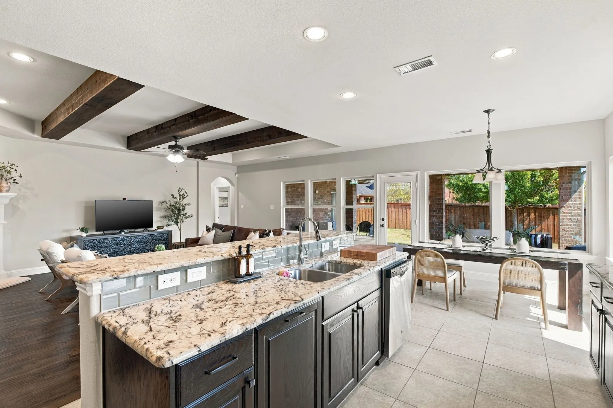 Single Family Residence For Sale in Kaufman County , 1100 Somerset Circle, Forney, Texas 75126, 3 Bedroom, 3 Bathroom, 2 Garage spaces, 2,672 Sqft, built in 2015, mls#21395576, Real Estate Agent in Forney, Homes For Sale in Kaufman county, Homes For Sale in Forney, Realtor in Forney Texas, Real Estate Brokerage Independent Realty Texas, Luminita Cordes Realtor