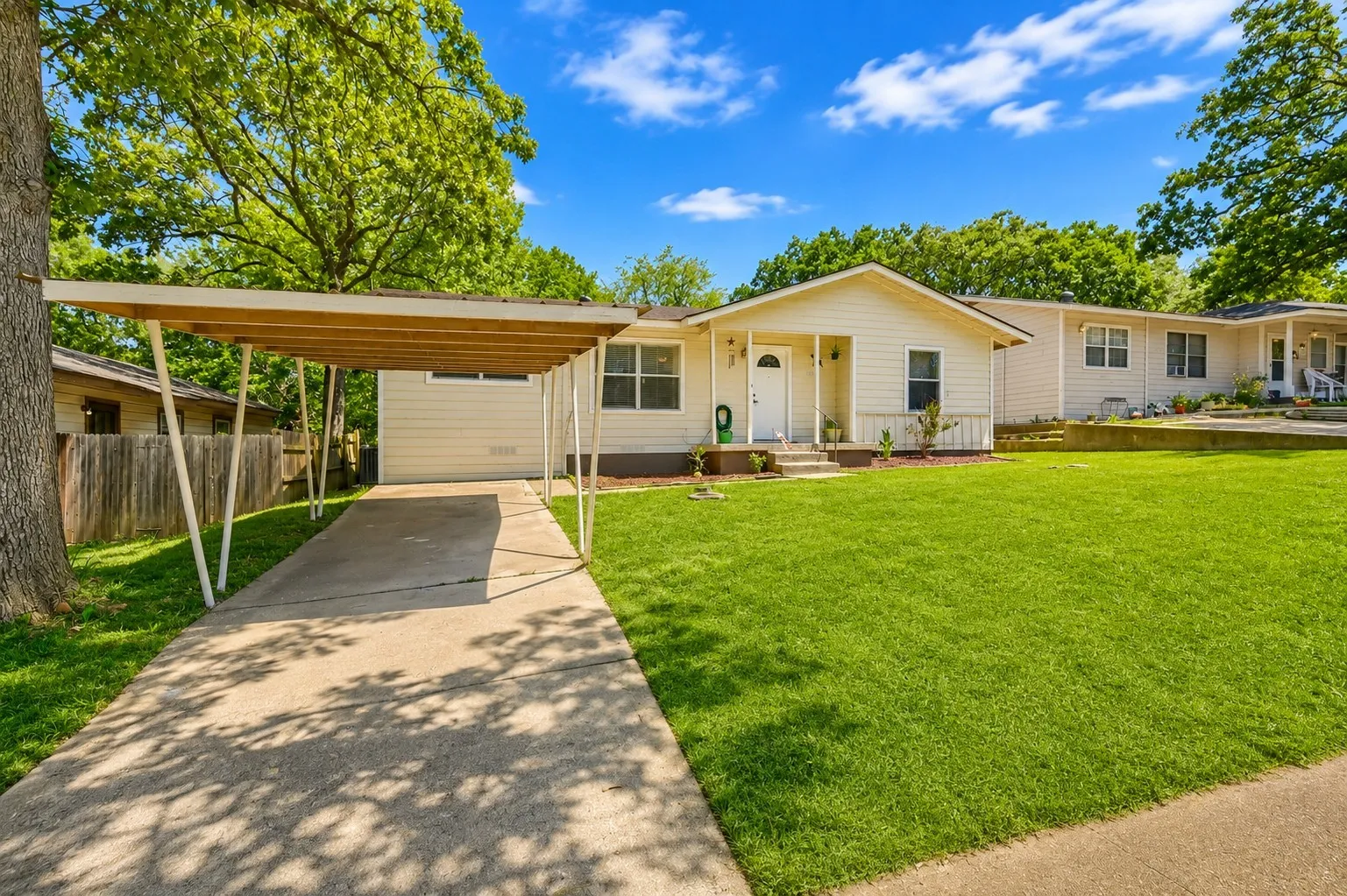 Single Family Residence For Sale in Grayson County , 1111 Ridgewood Road, Denison, Texas 75020, 3 Bedroom, 1 Bathroom, Garage spaces, 1,052 Sqft, built in 1960, mls#21336999, Real Estate Agent in Denison, Homes For Sale in Grayson county, Homes For Sale in Denison, Realtor in Denison Texas, Real Estate Brokerage Independent Realty Texas, Luminita Cordes Realtor
