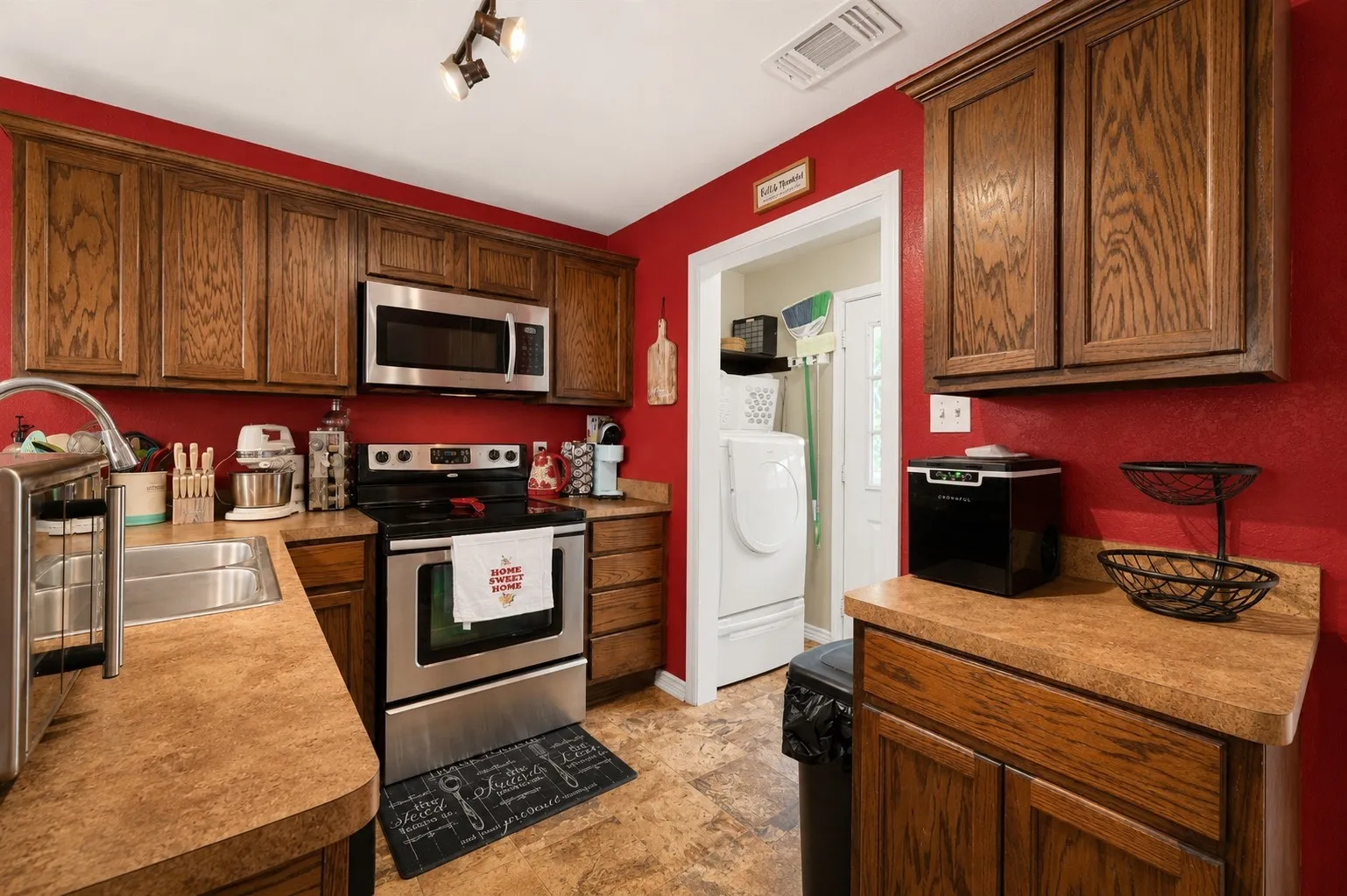 Single Family Residence For Sale in Grayson County , 1111 Ridgewood Road, Denison, Texas 75020, 3 Bedroom, 1 Bathroom, Garage spaces, 1,052 Sqft, built in 1960, mls#21336999, Real Estate Agent in Denison, Homes For Sale in Grayson county, Homes For Sale in Denison, Realtor in Denison Texas, Real Estate Brokerage Independent Realty Texas, Luminita Cordes Realtor
