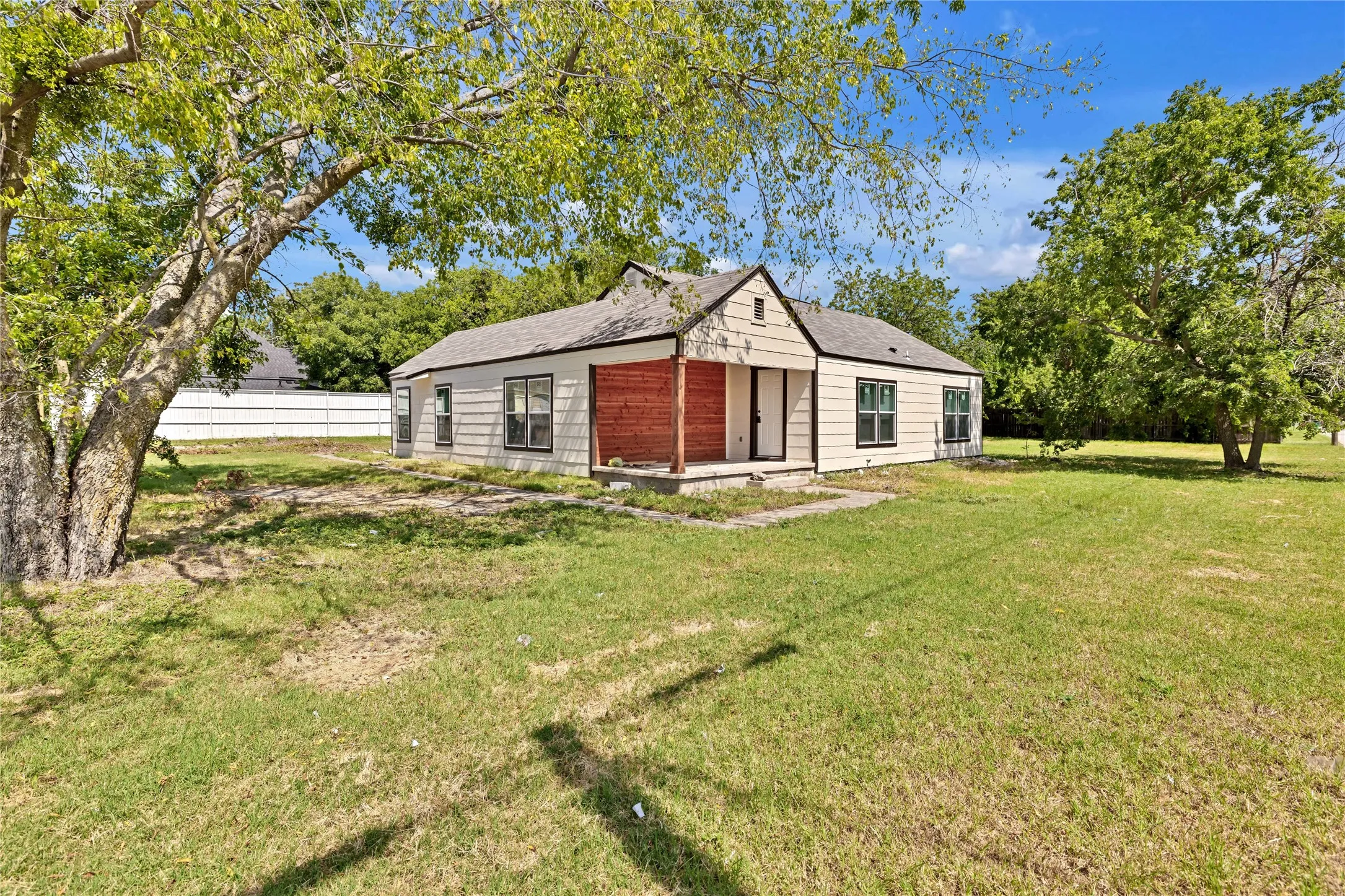 Single Family Residence For Sale in Wise County , 501 N Miller Street, Decatur, Texas 76234, 3 Bedroom, 2 Bathroom, Garage spaces, 1,637 Sqft, built in 1935, mls#21389761, Real Estate Agent in Decatur, Homes For Sale in Wise county, Homes For Sale in Decatur, Realtor in Decatur Texas, Real Estate Brokerage Independent Realty Texas, Luminita Cordes Realtor