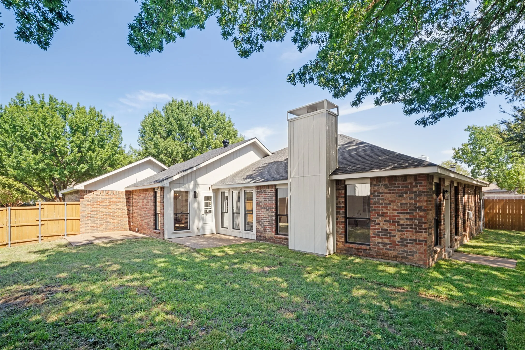 Single Family Residence For Sale in Denton County , 2237 Oak Bluff Drive, Flower Mound, Texas 75028, 3 Bedroom, 2 Bathroom, 2 Garage spaces, 1,791 Sqft, built in 1984, mls#21395543, Real Estate Agent in Flower Mound, Homes For Sale in Denton county, Homes For Sale in Flower Mound, Realtor in Flower Mound Texas, Real Estate Brokerage Independent Realty Texas, Luminita Cordes Realtor
