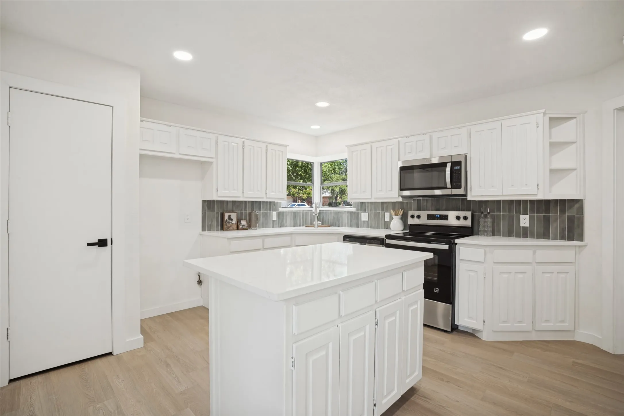 Single Family Residence For Sale in Denton County , 2237 Oak Bluff Drive, Flower Mound, Texas 75028, 3 Bedroom, 2 Bathroom, 2 Garage spaces, 1,791 Sqft, built in 1984, mls#21395543, Real Estate Agent in Flower Mound, Homes For Sale in Denton county, Homes For Sale in Flower Mound, Realtor in Flower Mound Texas, Real Estate Brokerage Independent Realty Texas, Luminita Cordes Realtor