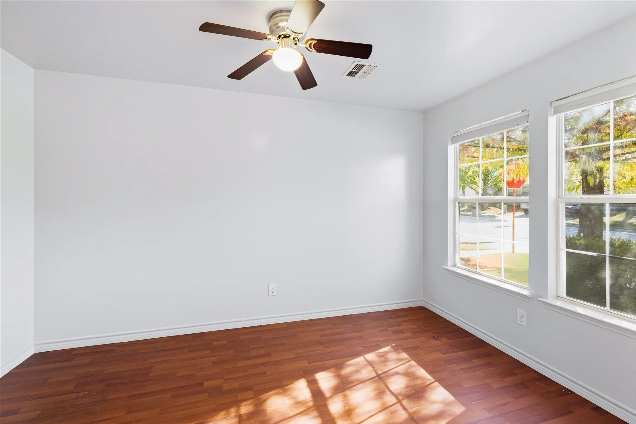 Single Family Residence For Sale in Dallas County , 5666 Hunters Bend Lane, Dallas, Texas 75249, 4 Bedroom, 3 Bathroom, 2 Garage spaces, 2,442 Sqft, built in 2003, mls#21393396, Real Estate Agent in Dallas, Homes For Sale in Dallas county, Homes For Sale in Dallas, Realtor in Dallas Texas, Real Estate Brokerage Independent Realty Texas, Luminita Cordes Realtor