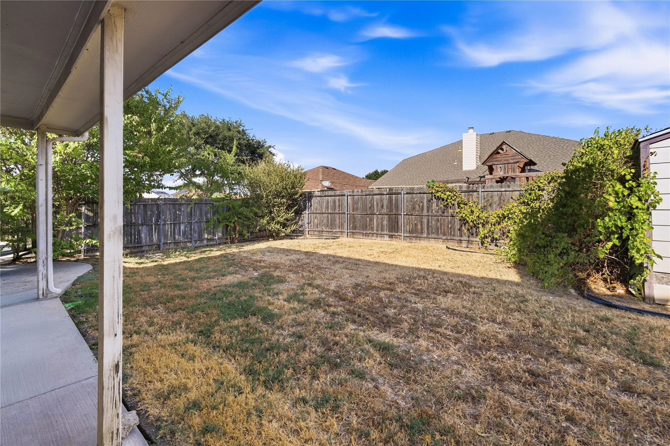 Single Family Residence For Sale in Dallas County , 5666 Hunters Bend Lane, Dallas, Texas 75249, 4 Bedroom, 3 Bathroom, 2 Garage spaces, 2,442 Sqft, built in 2003, mls#21393396, Real Estate Agent in Dallas, Homes For Sale in Dallas county, Homes For Sale in Dallas, Realtor in Dallas Texas, Real Estate Brokerage Independent Realty Texas, Luminita Cordes Realtor