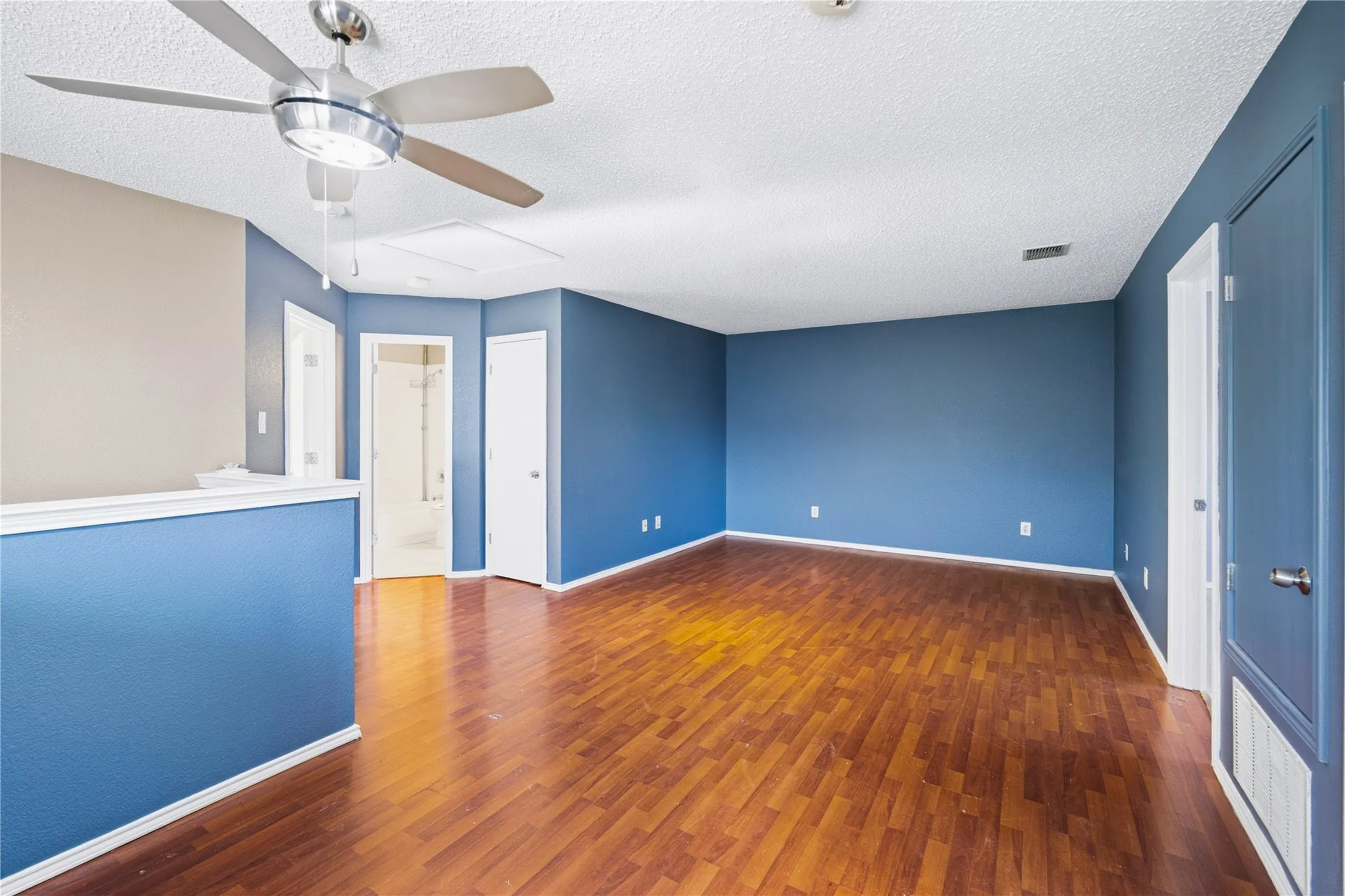 Single Family Residence For Sale in Dallas County , 5666 Hunters Bend Lane, Dallas, Texas 75249, 4 Bedroom, 3 Bathroom, 2 Garage spaces, 2,442 Sqft, built in 2003, mls#21393396, Real Estate Agent in Dallas, Homes For Sale in Dallas county, Homes For Sale in Dallas, Realtor in Dallas Texas, Real Estate Brokerage Independent Realty Texas, Luminita Cordes Realtor