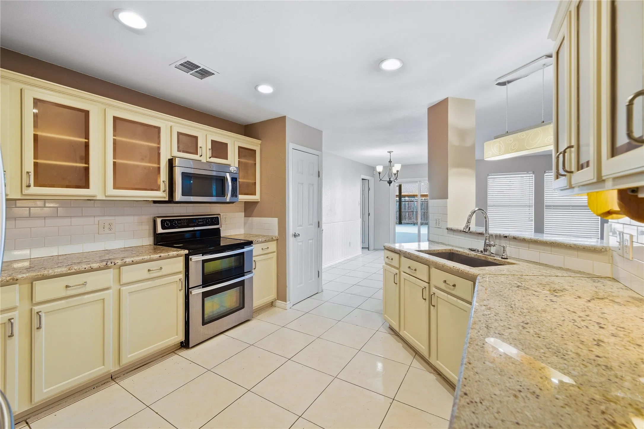 Single Family Residence For Sale in Dallas County , 5666 Hunters Bend Lane, Dallas, Texas 75249, 4 Bedroom, 3 Bathroom, 2 Garage spaces, 2,442 Sqft, built in 2003, mls#21393396, Real Estate Agent in Dallas, Homes For Sale in Dallas county, Homes For Sale in Dallas, Realtor in Dallas Texas, Real Estate Brokerage Independent Realty Texas, Luminita Cordes Realtor