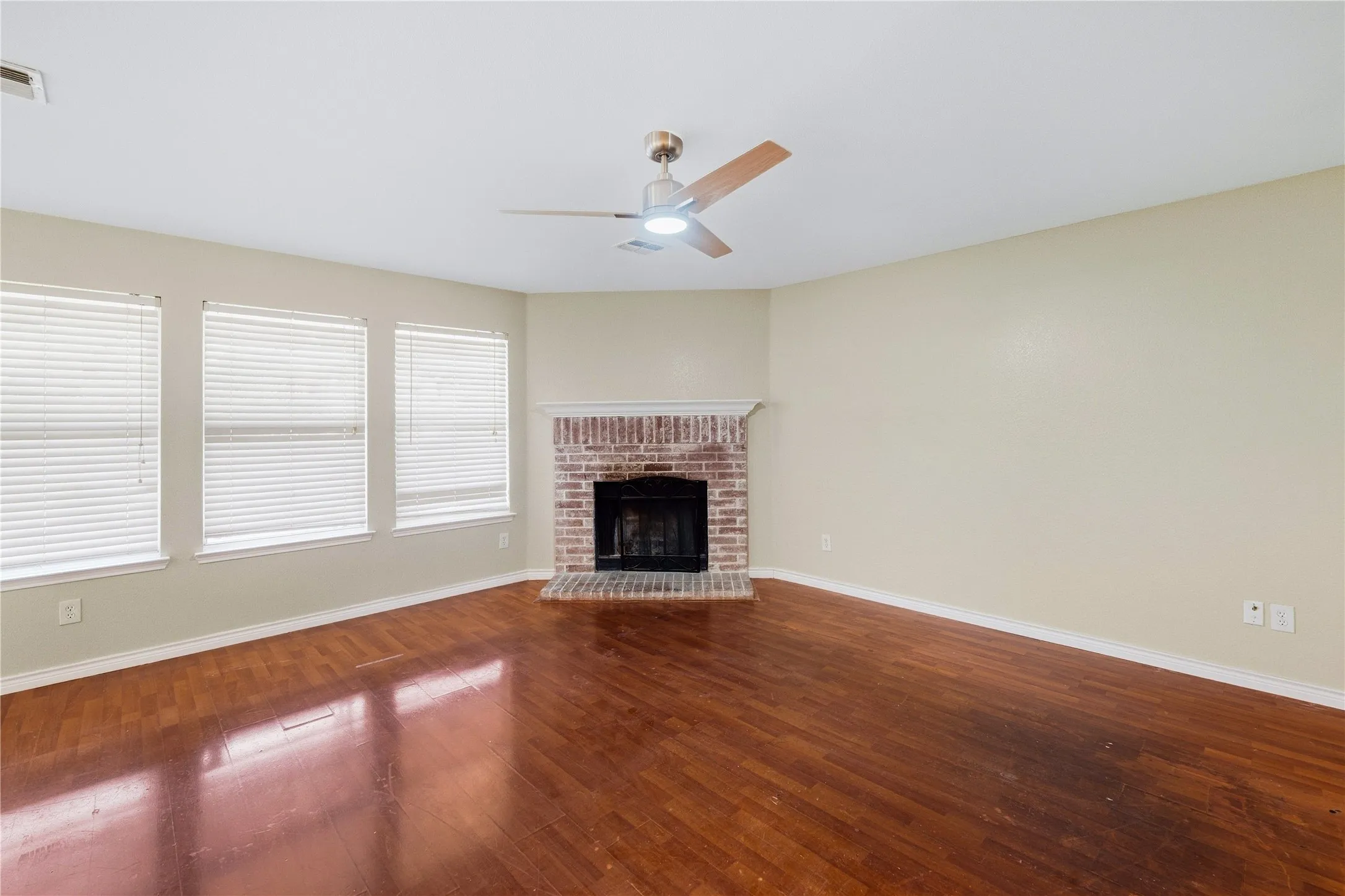Single Family Residence For Sale in Dallas County , 5666 Hunters Bend Lane, Dallas, Texas 75249, 4 Bedroom, 3 Bathroom, 2 Garage spaces, 2,442 Sqft, built in 2003, mls#21393396, Real Estate Agent in Dallas, Homes For Sale in Dallas county, Homes For Sale in Dallas, Realtor in Dallas Texas, Real Estate Brokerage Independent Realty Texas, Luminita Cordes Realtor