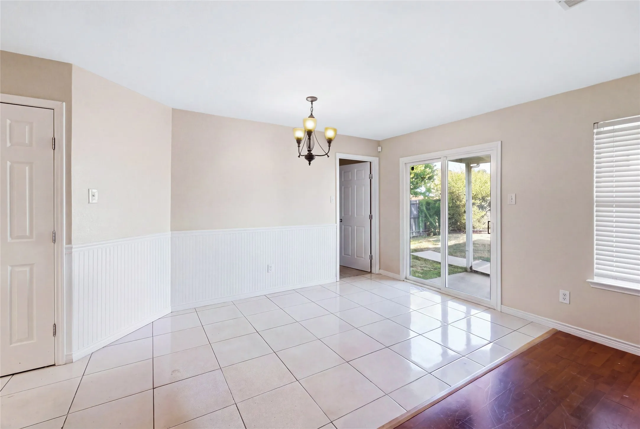 Single Family Residence For Sale in Dallas County , 5666 Hunters Bend Lane, Dallas, Texas 75249, 4 Bedroom, 3 Bathroom, 2 Garage spaces, 2,442 Sqft, built in 2003, mls#21393396, Real Estate Agent in Dallas, Homes For Sale in Dallas county, Homes For Sale in Dallas, Realtor in Dallas Texas, Real Estate Brokerage Independent Realty Texas, Luminita Cordes Realtor