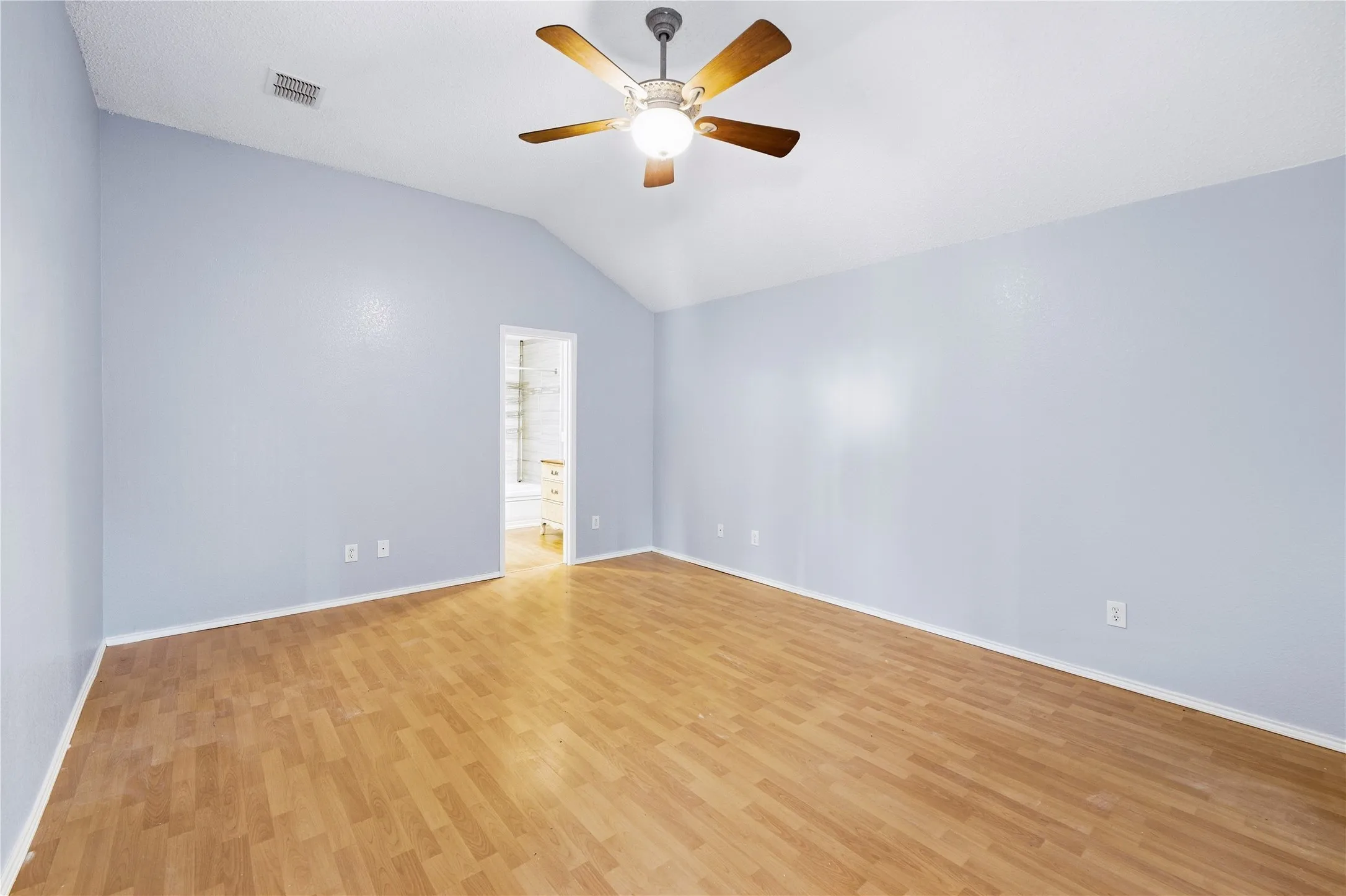 Single Family Residence For Sale in Dallas County , 5666 Hunters Bend Lane, Dallas, Texas 75249, 4 Bedroom, 3 Bathroom, 2 Garage spaces, 2,442 Sqft, built in 2003, mls#21393396, Real Estate Agent in Dallas, Homes For Sale in Dallas county, Homes For Sale in Dallas, Realtor in Dallas Texas, Real Estate Brokerage Independent Realty Texas, Luminita Cordes Realtor