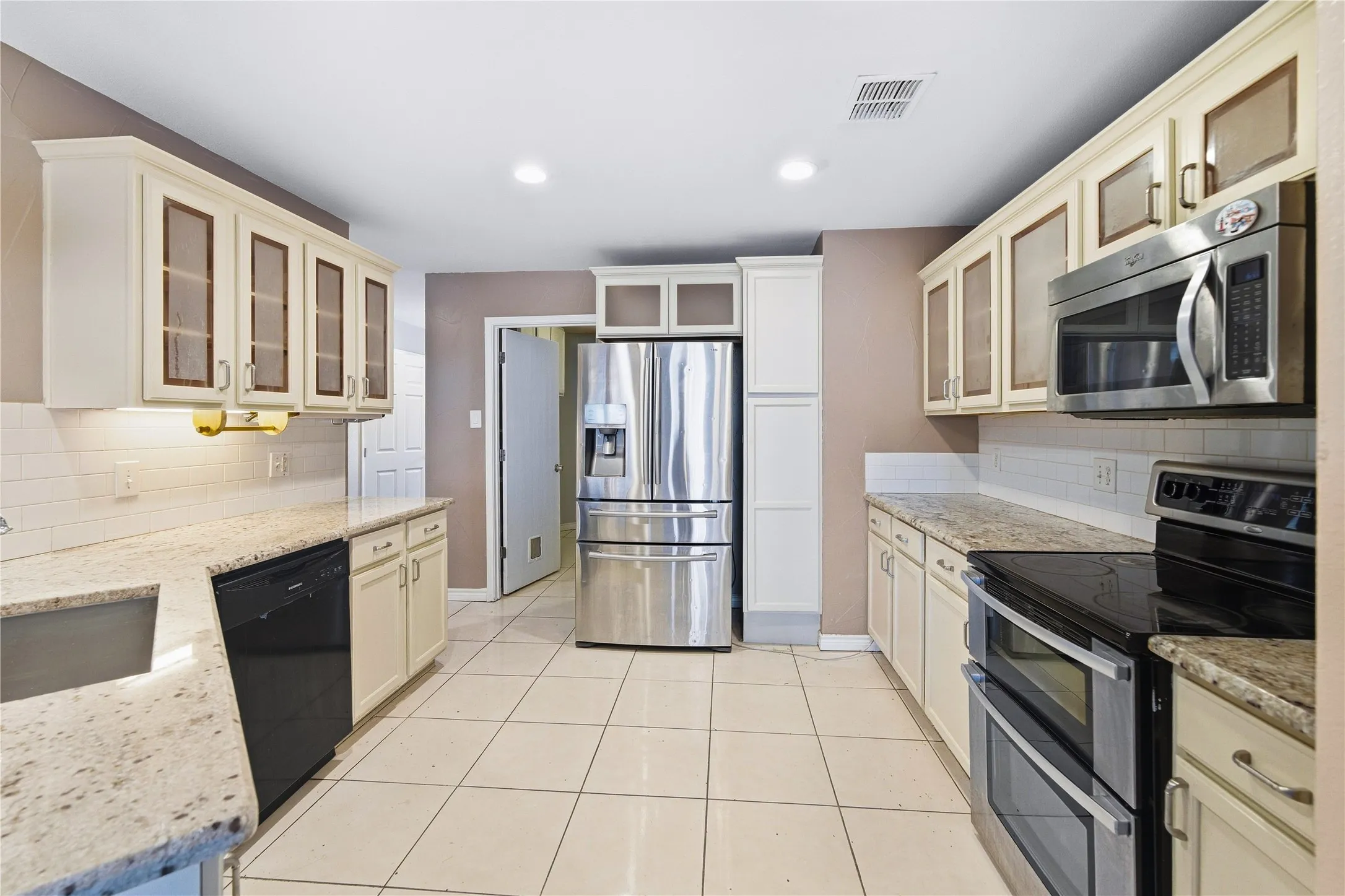 Single Family Residence For Sale in Dallas County , 5666 Hunters Bend Lane, Dallas, Texas 75249, 4 Bedroom, 3 Bathroom, 2 Garage spaces, 2,442 Sqft, built in 2003, mls#21393396, Real Estate Agent in Dallas, Homes For Sale in Dallas county, Homes For Sale in Dallas, Realtor in Dallas Texas, Real Estate Brokerage Independent Realty Texas, Luminita Cordes Realtor