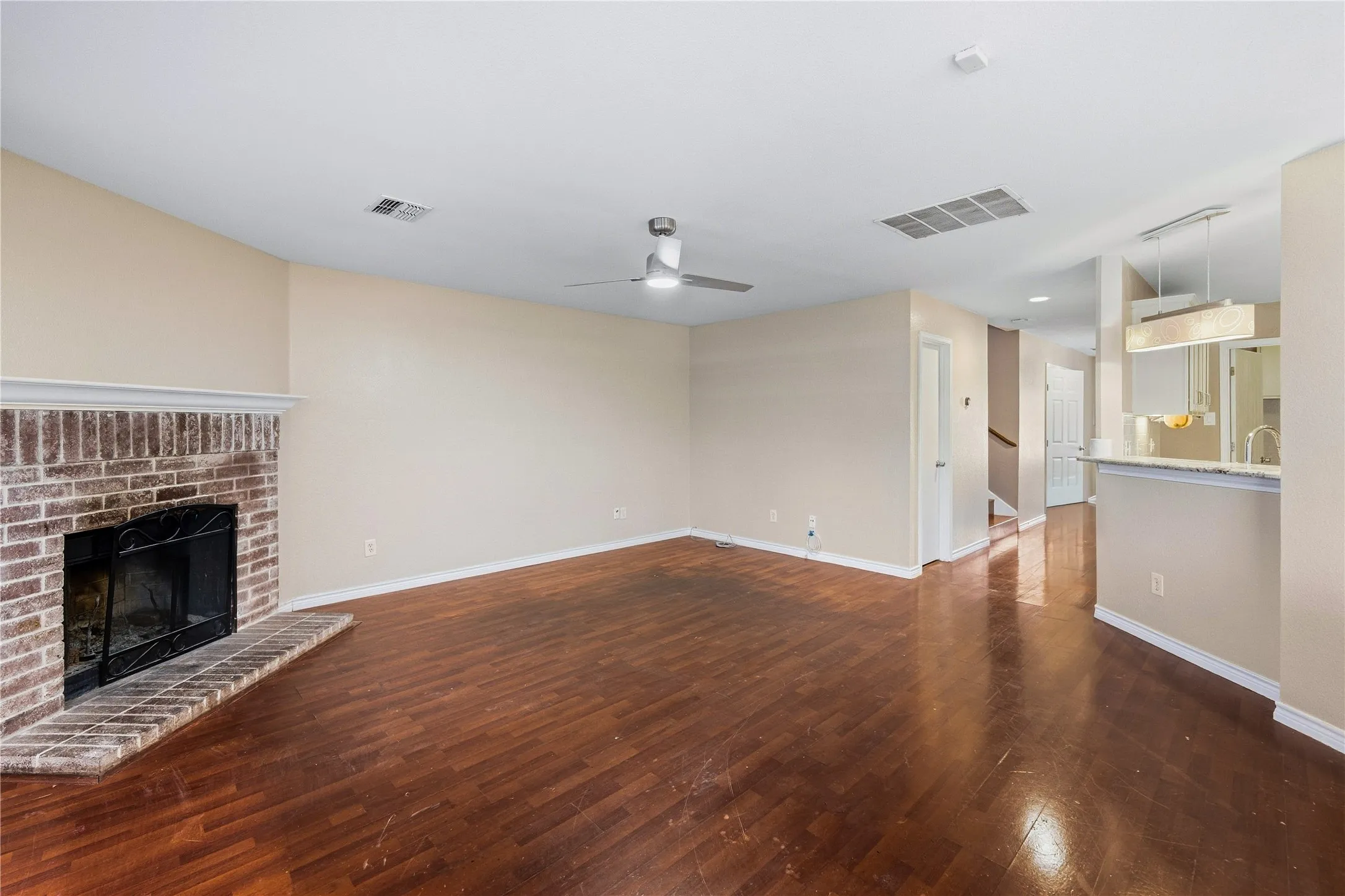 Single Family Residence For Sale in Dallas County , 5666 Hunters Bend Lane, Dallas, Texas 75249, 4 Bedroom, 3 Bathroom, 2 Garage spaces, 2,442 Sqft, built in 2003, mls#21393396, Real Estate Agent in Dallas, Homes For Sale in Dallas county, Homes For Sale in Dallas, Realtor in Dallas Texas, Real Estate Brokerage Independent Realty Texas, Luminita Cordes Realtor