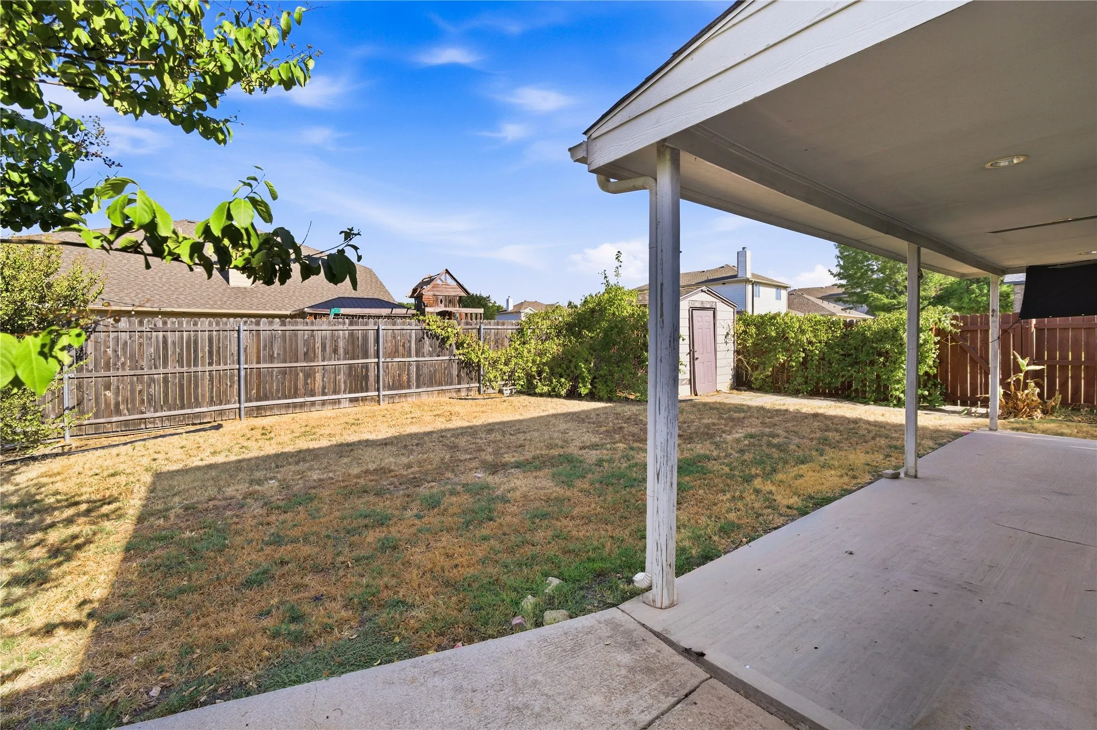 Single Family Residence For Sale in Dallas County , 5666 Hunters Bend Lane, Dallas, Texas 75249, 4 Bedroom, 3 Bathroom, 2 Garage spaces, 2,442 Sqft, built in 2003, mls#21393396, Real Estate Agent in Dallas, Homes For Sale in Dallas county, Homes For Sale in Dallas, Realtor in Dallas Texas, Real Estate Brokerage Independent Realty Texas, Luminita Cordes Realtor
