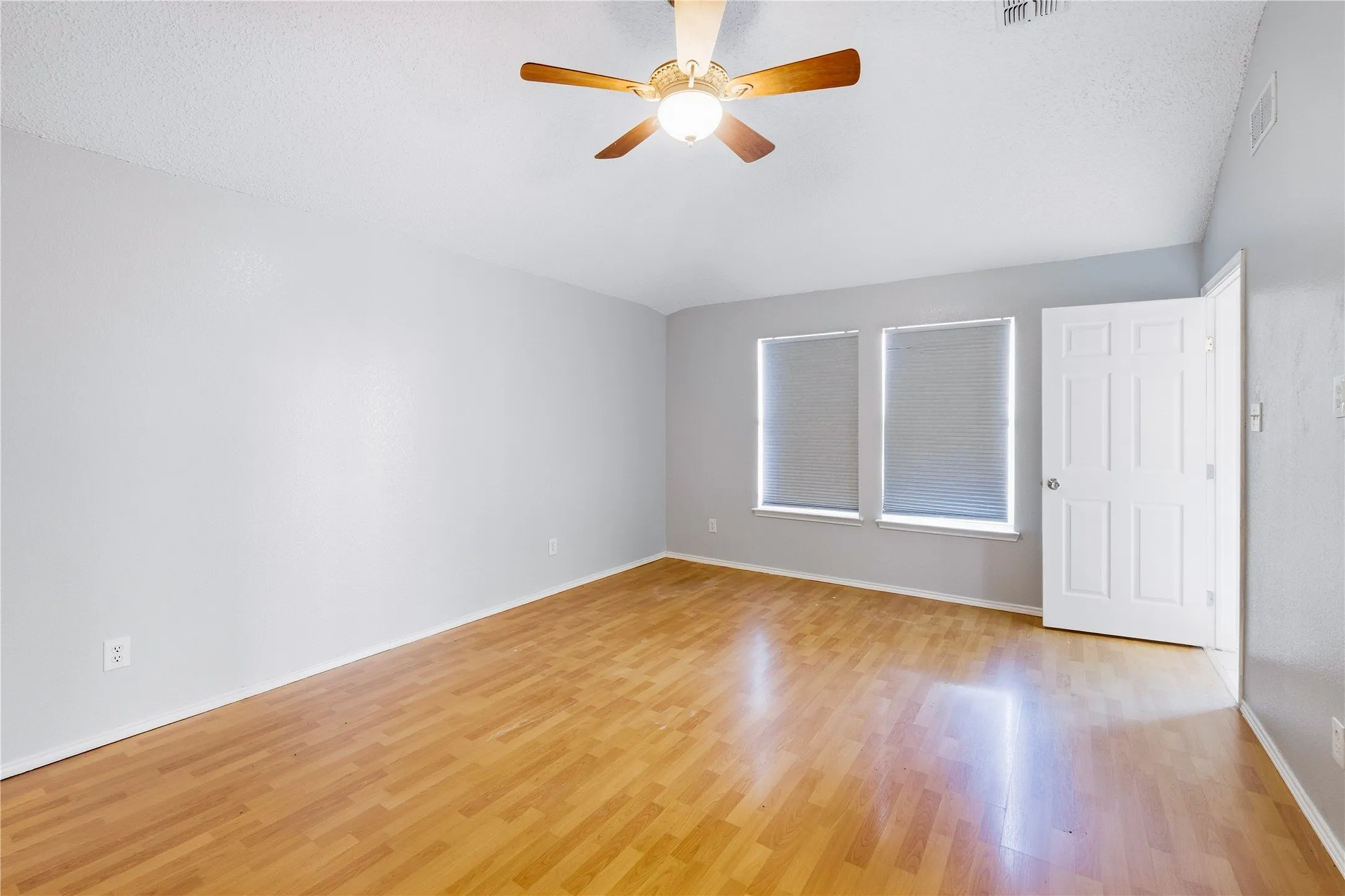 Single Family Residence For Sale in Dallas County , 5666 Hunters Bend Lane, Dallas, Texas 75249, 4 Bedroom, 3 Bathroom, 2 Garage spaces, 2,442 Sqft, built in 2003, mls#21393396, Real Estate Agent in Dallas, Homes For Sale in Dallas county, Homes For Sale in Dallas, Realtor in Dallas Texas, Real Estate Brokerage Independent Realty Texas, Luminita Cordes Realtor