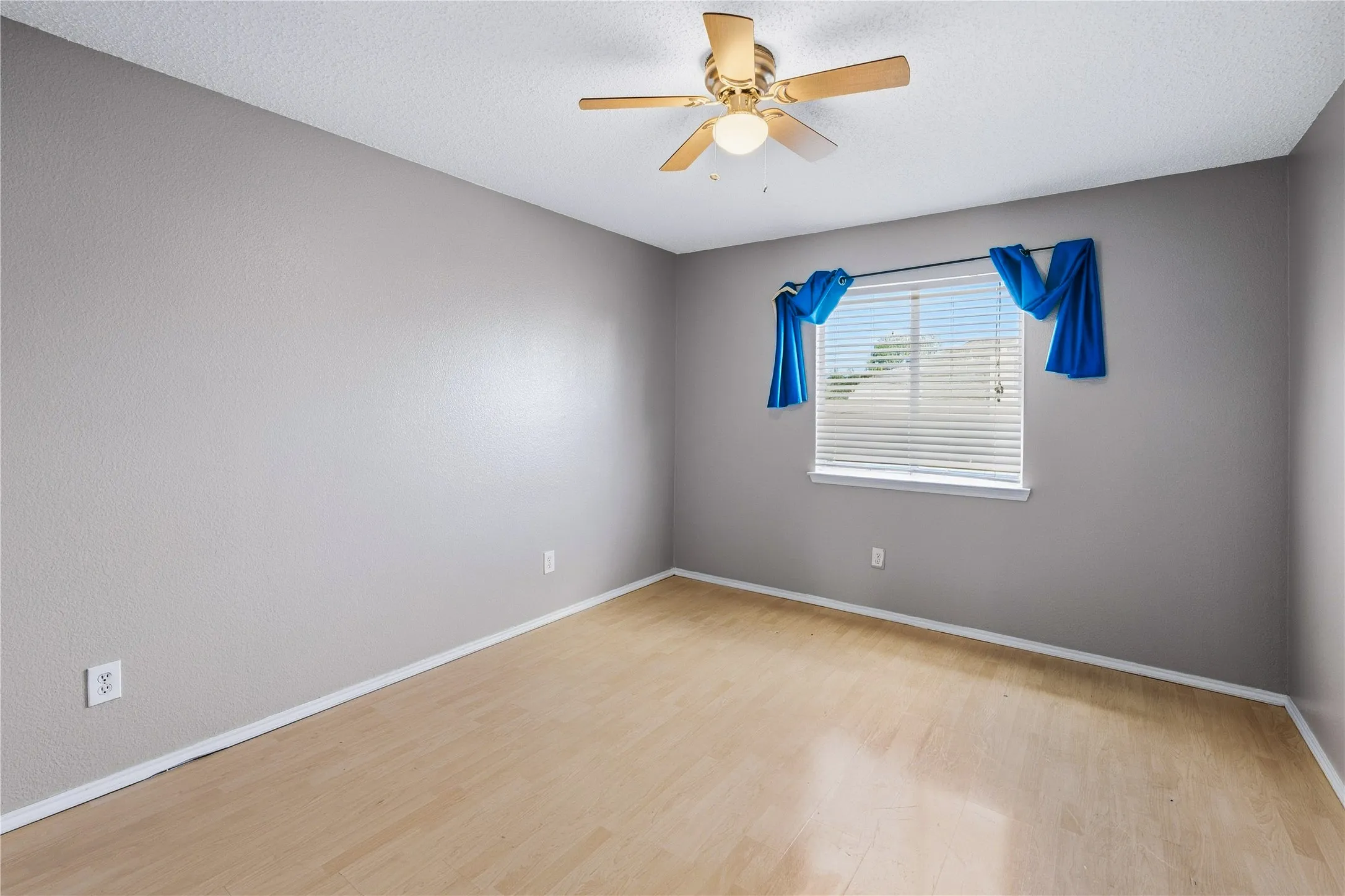 Single Family Residence For Sale in Dallas County , 5666 Hunters Bend Lane, Dallas, Texas 75249, 4 Bedroom, 3 Bathroom, 2 Garage spaces, 2,442 Sqft, built in 2003, mls#21393396, Real Estate Agent in Dallas, Homes For Sale in Dallas county, Homes For Sale in Dallas, Realtor in Dallas Texas, Real Estate Brokerage Independent Realty Texas, Luminita Cordes Realtor
